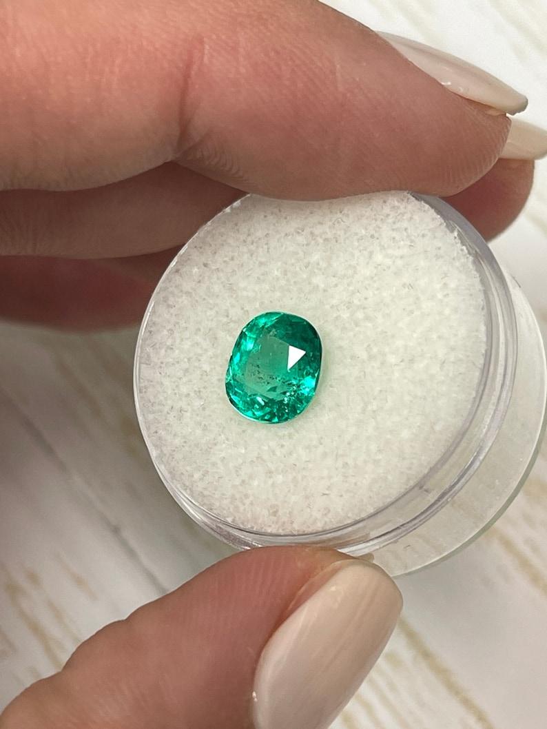 Esmeralda colombiana verde azulada de 2,0 quilates - Gema suelta talla cojín alargada Corte cojín en venta