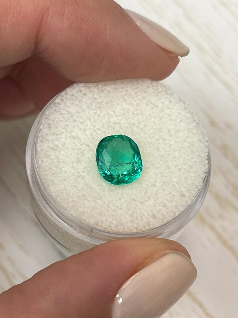 Esmeralda colombiana verde azulada de 2,0 quilates - Gema suelta talla cojín alargada Moderno en venta