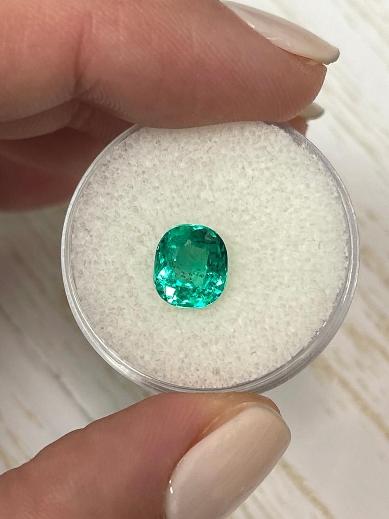 Piedra: Esmeralda
Peso: 2,0 quilates
Forma: Corte de cojín
Claridad: Transparente, visiblemente incluido
Lustre: Excelente-Muy bueno
Color: Verde azulado
Medidas: 8,21 mm x 7,23 mm x 5,49 mm
Origen geográfico: Colombia
Tratamiento: Natural,