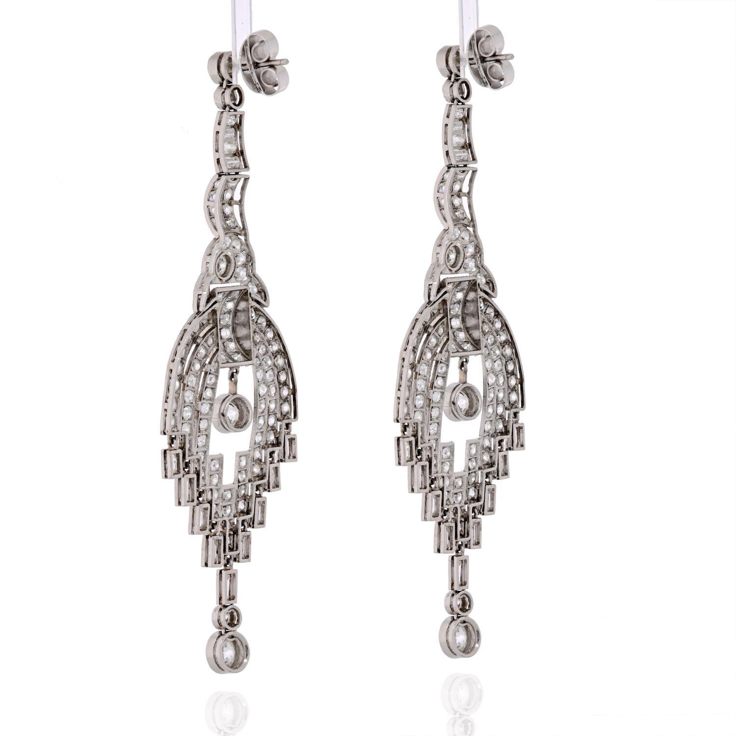 Modern 20 Carat Chandelier Dangling Art Deco Platinum Earrings For Sale