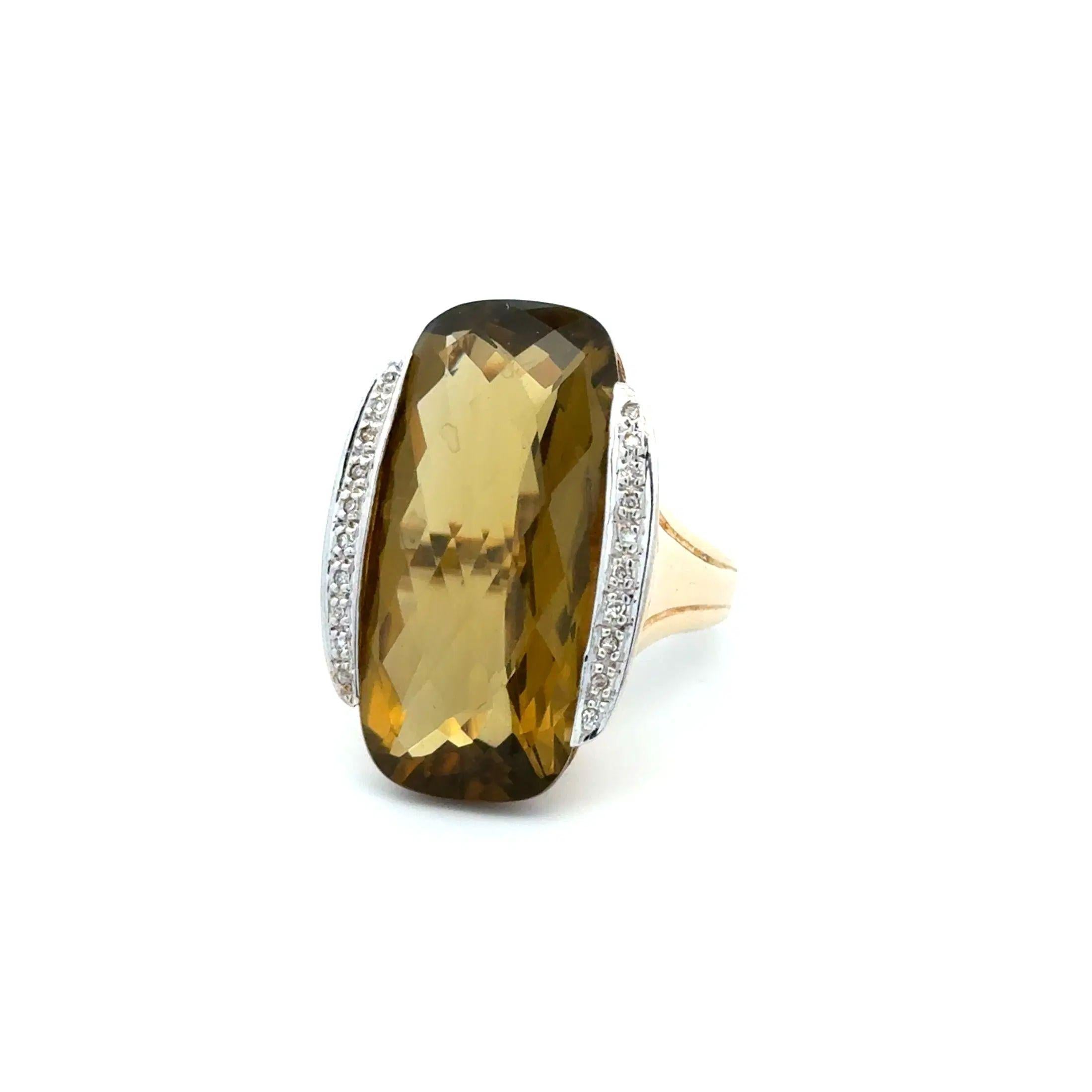 Semplicemente bello! Anello d'oro con quarzo e diamanti a scacchiera vintage. Al centro un quarzo a scacchiera da 20 carati incastonato a mano. Circondato da diamanti. Montaggio artigianale in oro giallo 10 carati. Anello misura 8, offriamo la