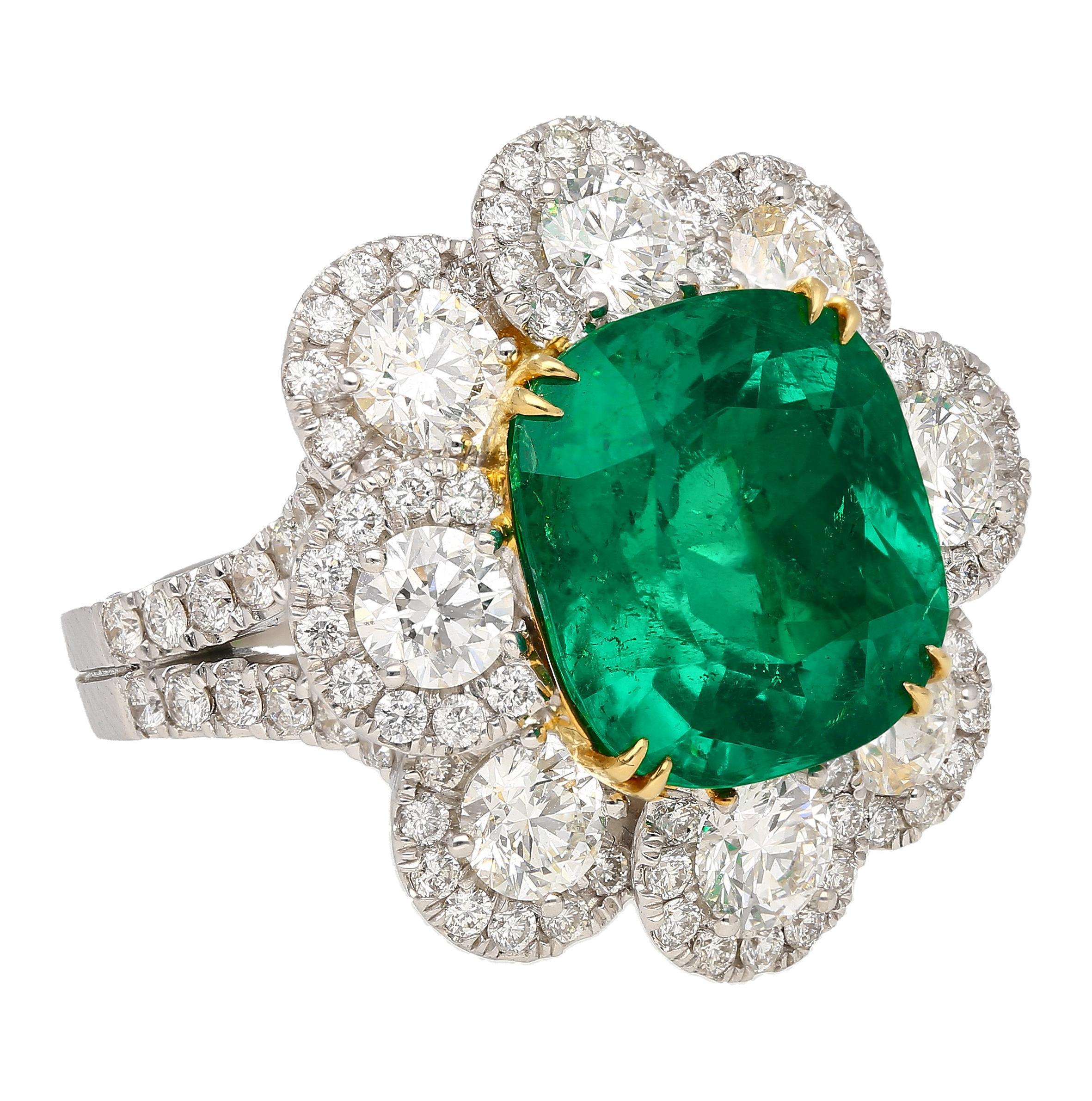 ~20 Carat Colombian Emerald Cushion Cut GRS Certified and Diamond 18K Set For Sale 2