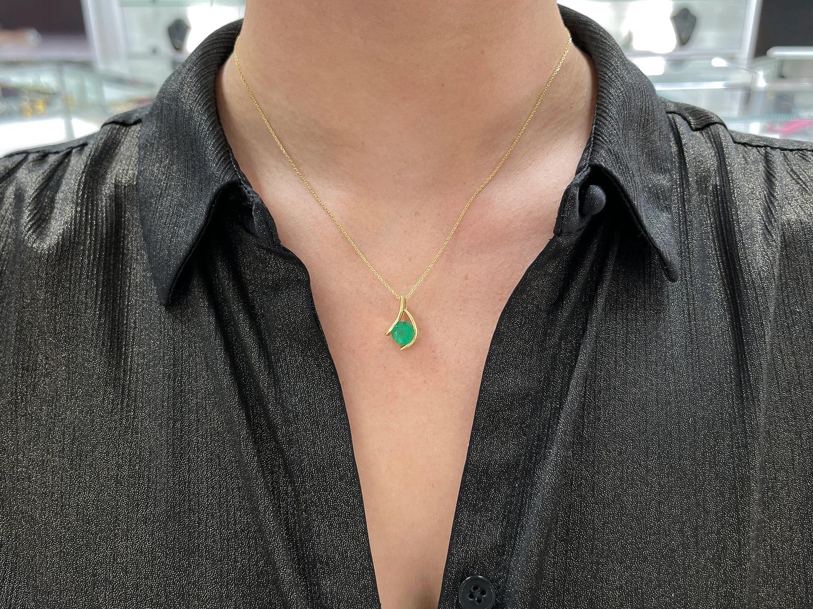 2.0 Carat Colombian Emerald-Round Cut Kanji Shaped Solitaire Pendant Gold 14K For Sale 1
