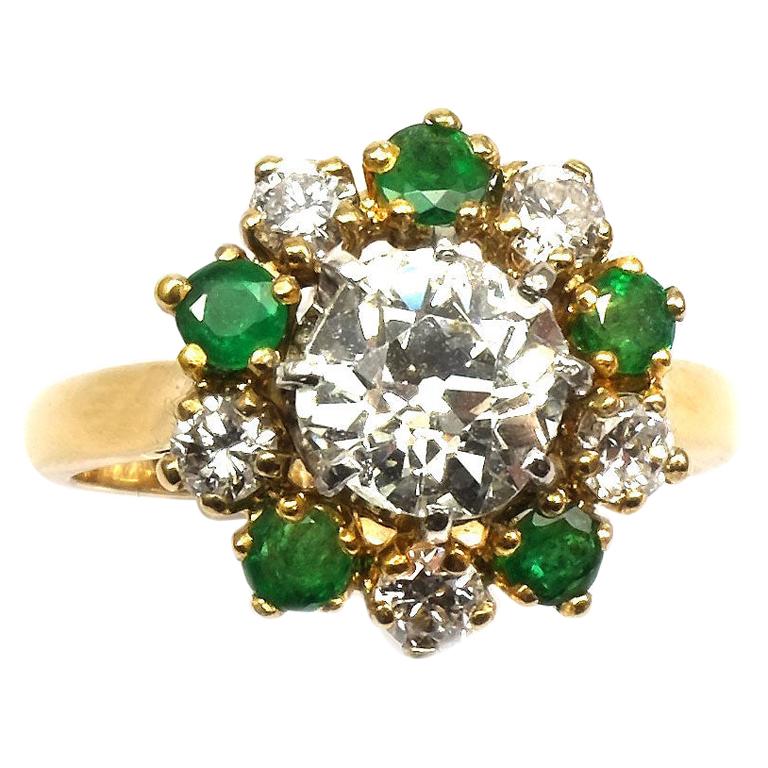 2.0 Carat Diamond and Emerald 18 Karat Yellow Gold Cluster Ring Paris circa 1930