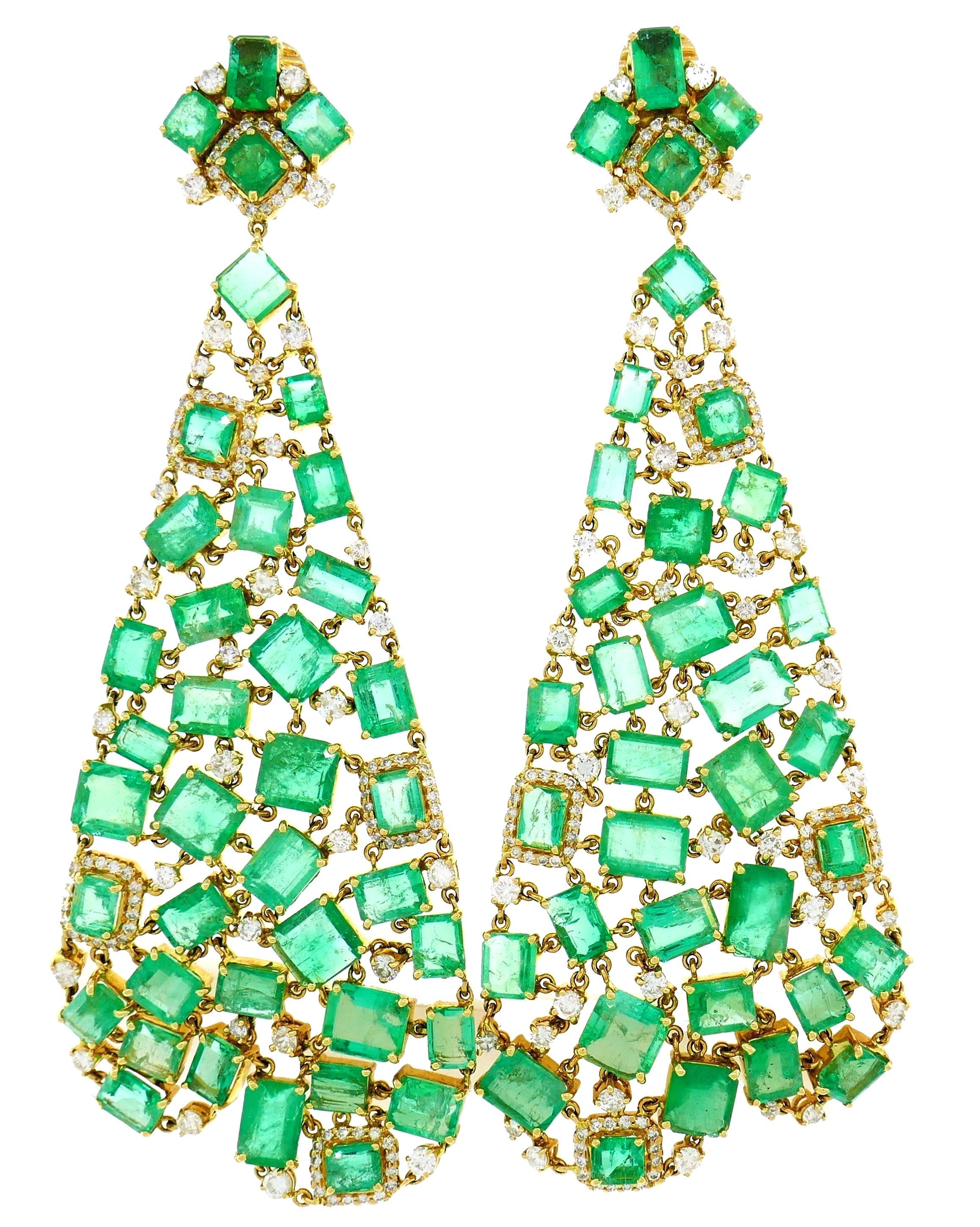 Round Cut 20 Carat Diamond Emerald Chandelier Earrings 18 Karat Yellow Gold For Sale