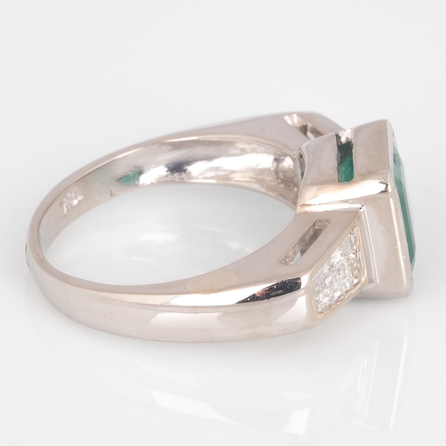 2.0 Carat Emerald and Diamond Baguette Art Deco Ring For Sale 3