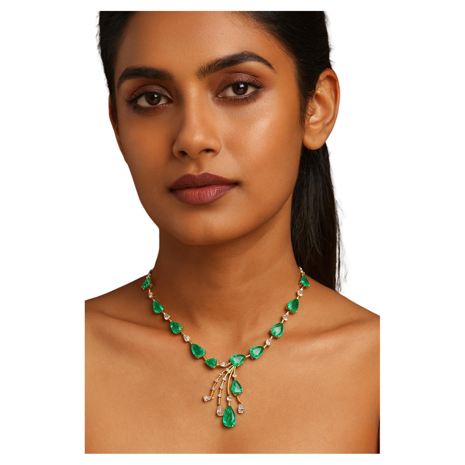Una collana eccezionale con 10 smeraldi naturali di colore verde-bluastro del peso totale di 20 carati, tutti di grado AAA con trasparenza, chiarezza e luminosità eccezionali.

Accentuate da 3,24 carati di diamanti naturali - tra cui tagli tondi