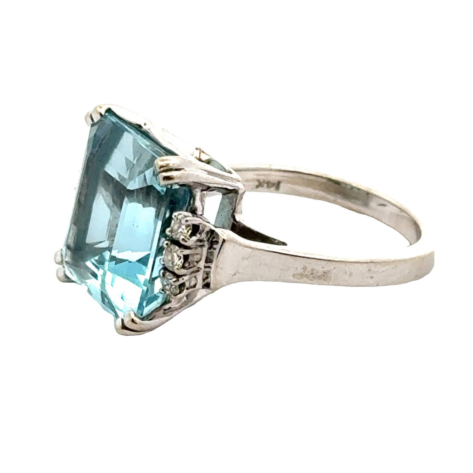 Modern 20 Carat Emerald Cut Aquamarine & Diamond 14 Karat White Gold Cocktail Ring