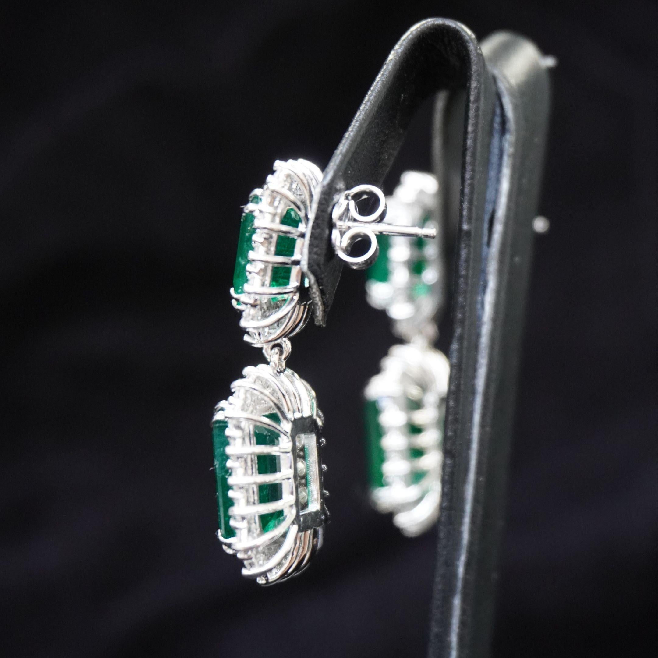 Contemporary 20 Carat Emerald Dangle Earrings With 2.5 Carat Halo Diamonds 18K White Gold For Sale