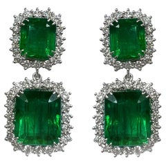 20 Karat Smaragd-Ohrringe mit 2,5 Karat Halo-Diamanten aus 18 Karat Weißgold
