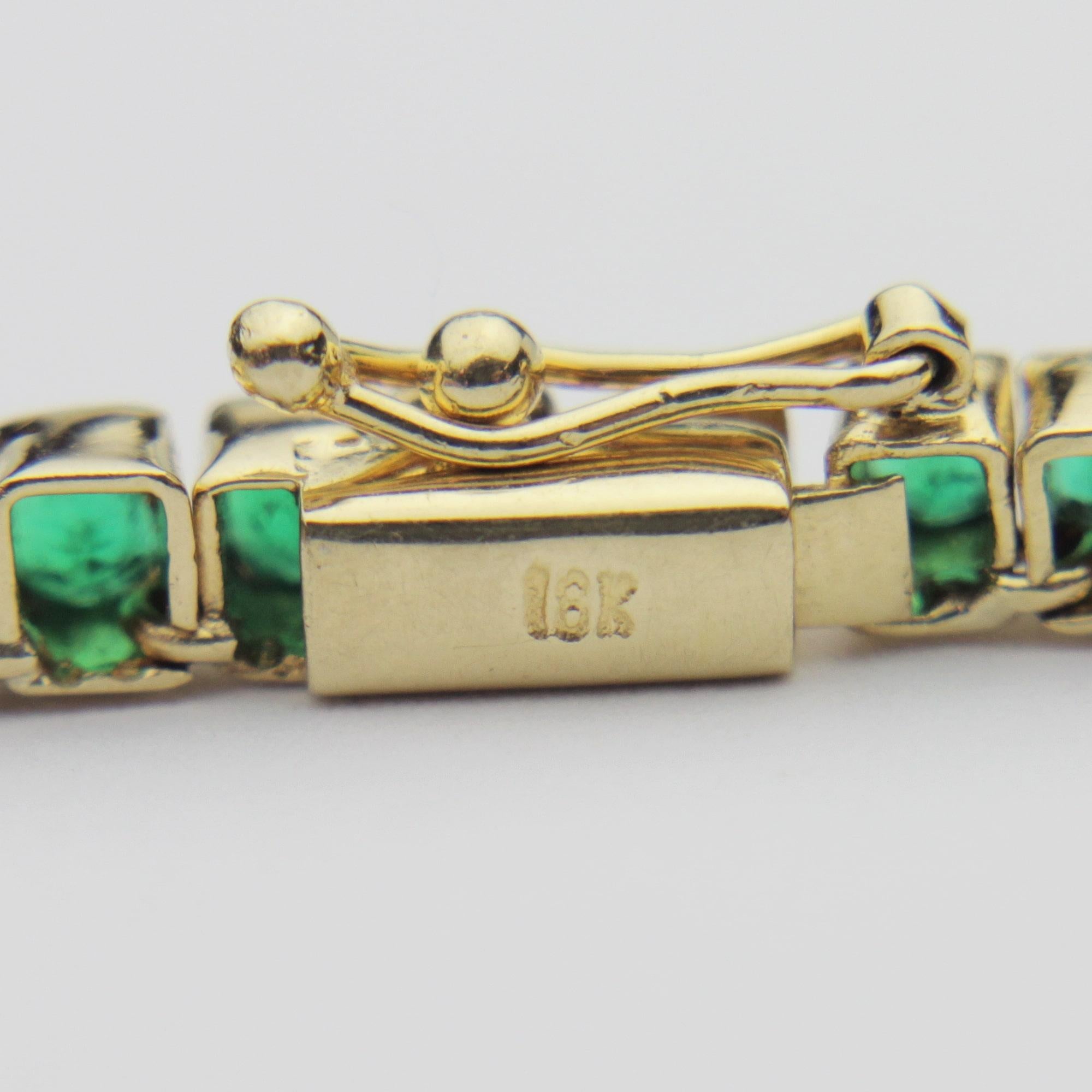 Round Cut 20 Carat Emerald Riviere Necklace Set in 18 Karat Gold