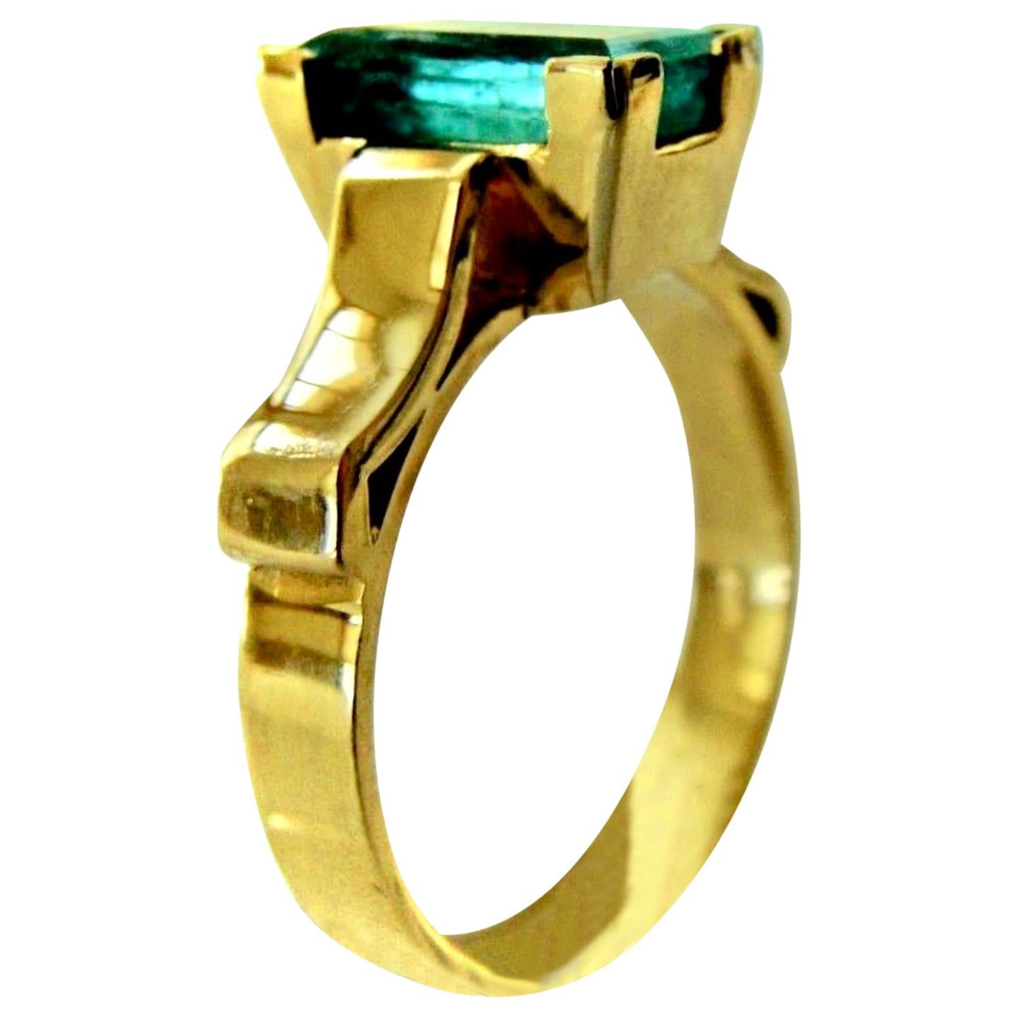 Se trata de un anillo solitario de estilo retro con una esmeralda colombiana AAA absolutamente atractiva, La piedra central es una esmeralda colombiana natural de talla esmeralda que pesa más de 2,00 quilates.  Medida de la esmeralda: