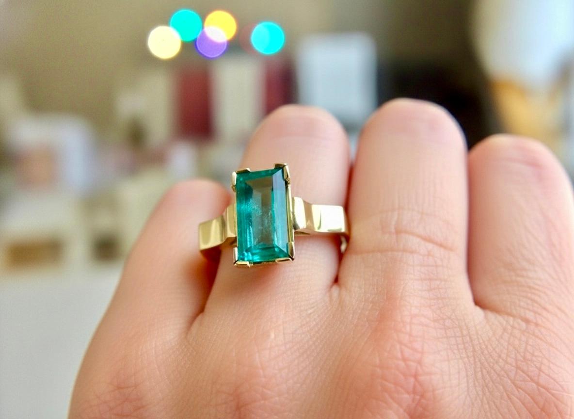 Taille émeraude Bague solitaire en or jaune 18 carats avec émeraude de 2,0 carats en vente