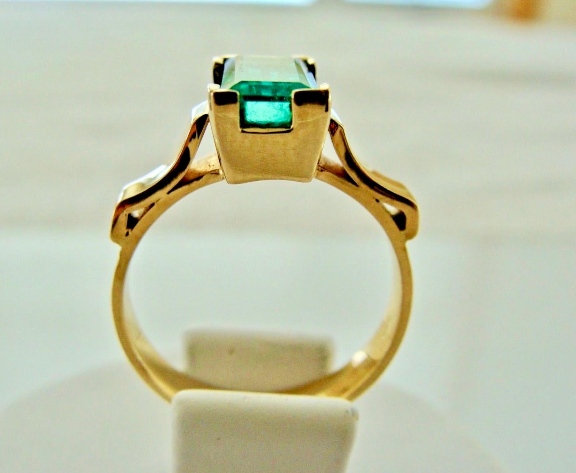 Retro 2.0 Carat Emerald Solitaire Ring 18 Karat Yellow Gold For Sale