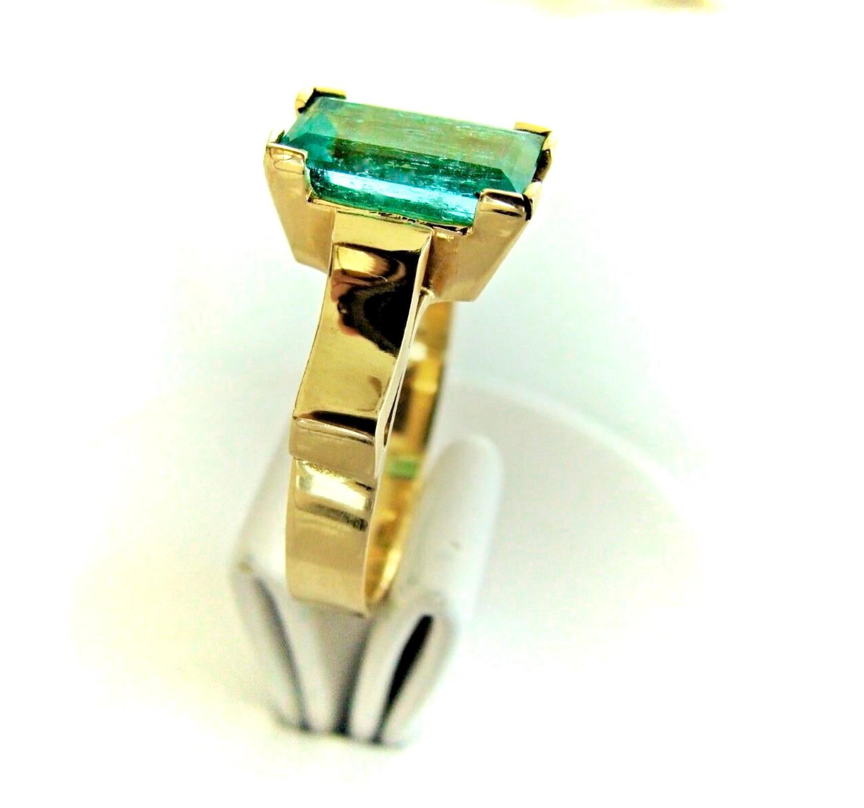 Women's or Men's 2.0 Carat Emerald Solitaire Ring 18 Karat Yellow Gold For Sale