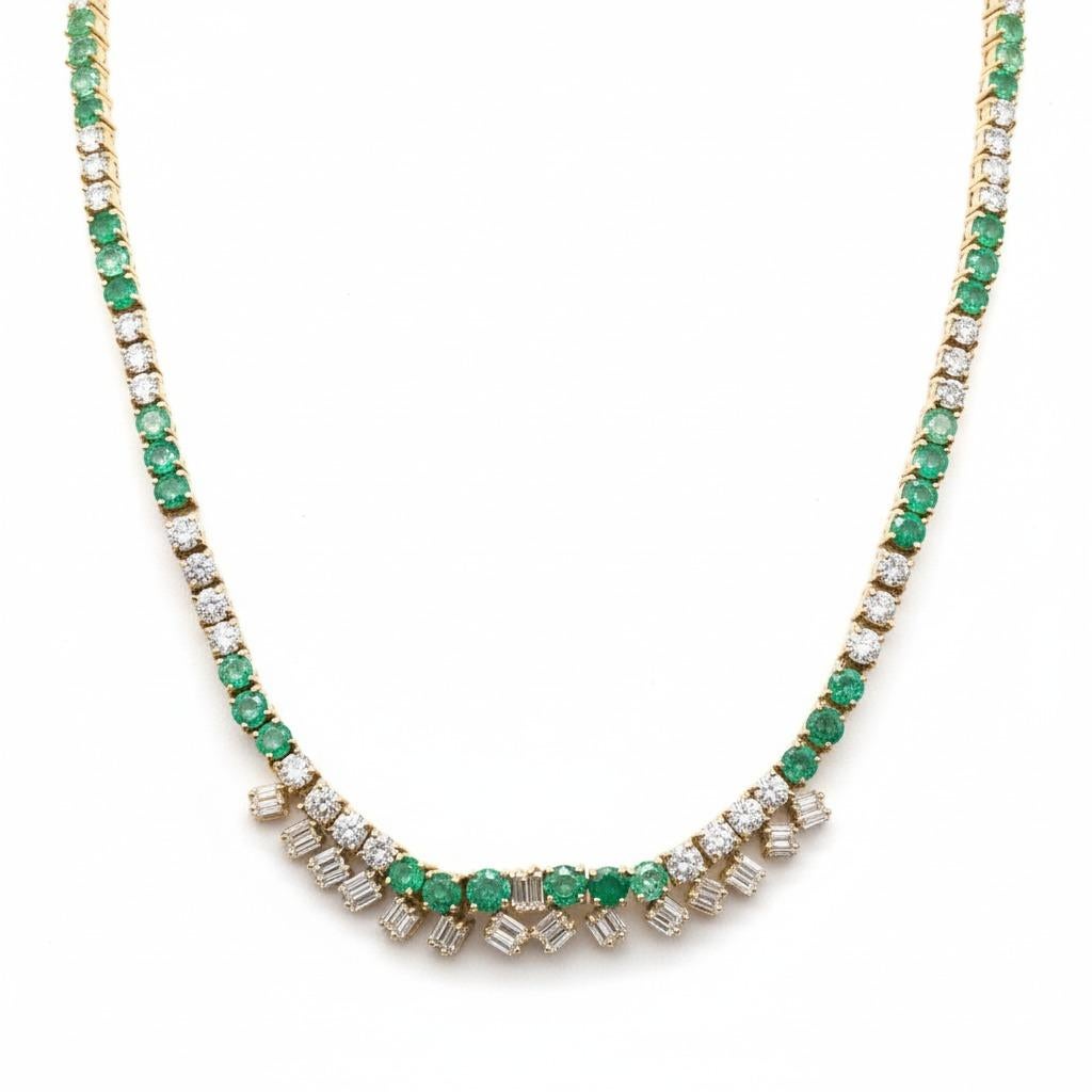 Collier exquis en or jaune 18K avec émeraudes et diamants

Ce luxueux collier de créateur est réalisé de main de maître en or jaune massif 18 carats, pesant un poids substantiel de 33 grammes, et orné d'environ 8 carats de diamants ronds et