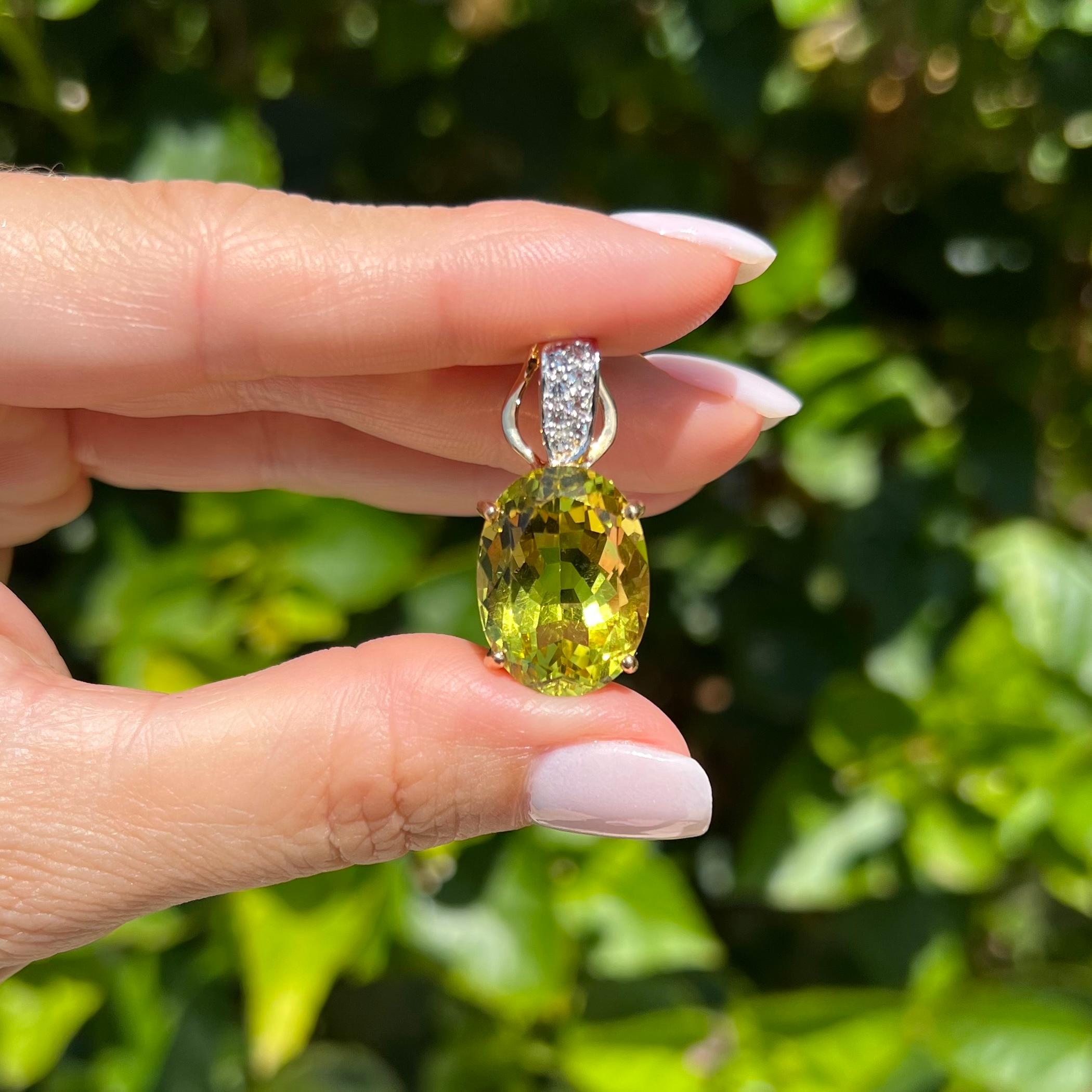 Modern 20 Carat Lemon Citrine and White Topaz Gold Pendant Necklace For Sale