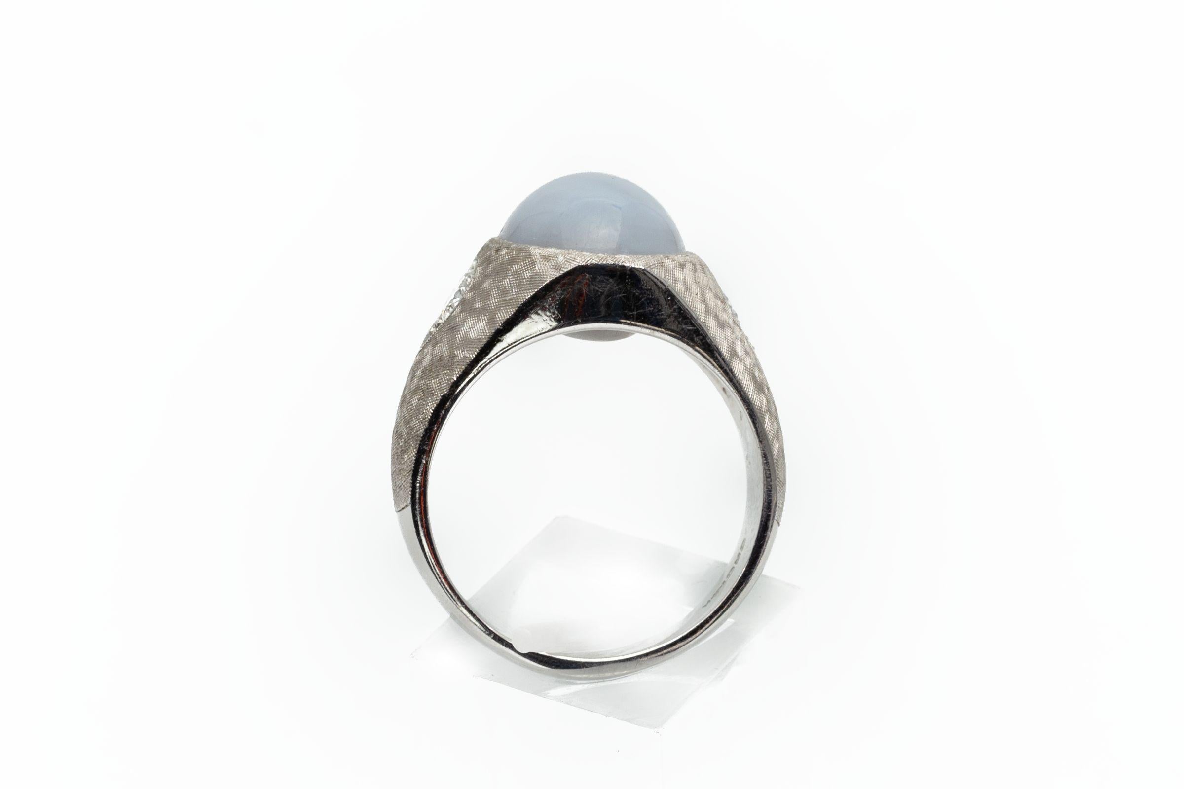 20 Carat Light Blue Untreated Star Sapphire Ring with Diamonds in White Gold In Good Condition In Miami, FL