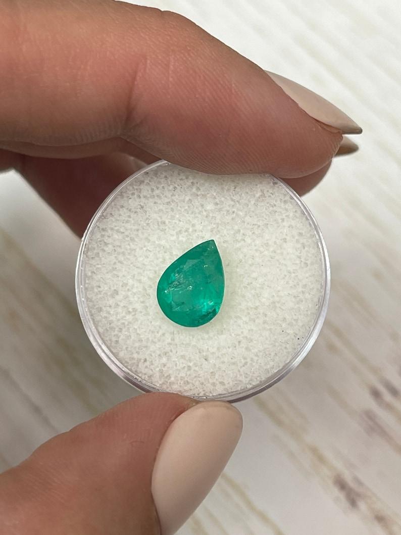 Esmeralda colombiana verde mediana de 2,0 quilates - Lágrima talla pera Piedra de nacimiento de mayo en Nuevo estado para la venta en Jupiter, FL
