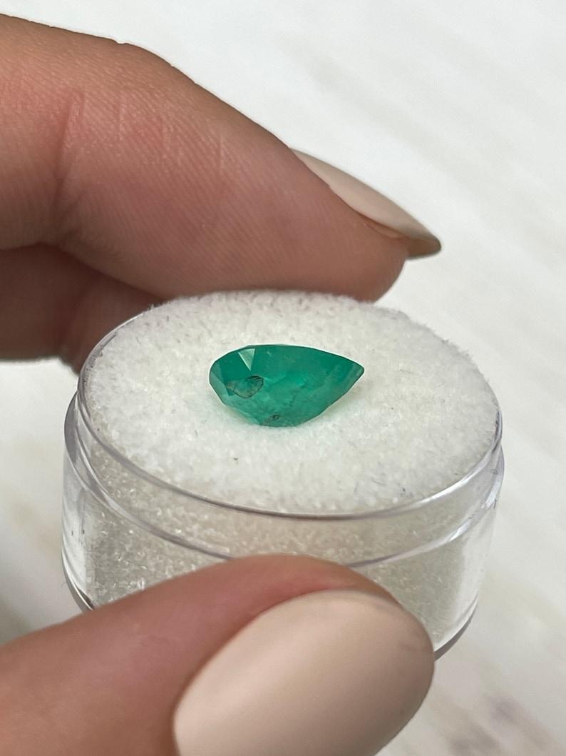 Esmeralda colombiana verde mediana de 2,0 quilates - Lágrima talla pera Piedra de nacimiento de mayo en venta 1