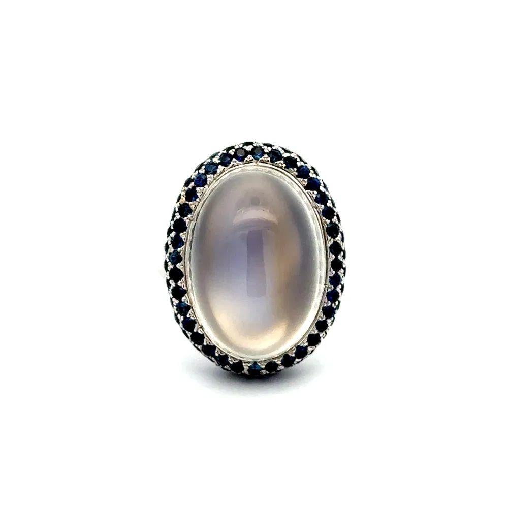Einfach schön fein detaillierte seltene Mondstein und Saphir Gold Halo Ring. In der Mitte ein sicher von Hand gefasster Amazing Moonstone, mit einem Gewicht von ca. 20 Karat, umgeben von Saphiren, ca. 2,00 tcw. Ring Größe 6,5, wir bieten Ring Größe