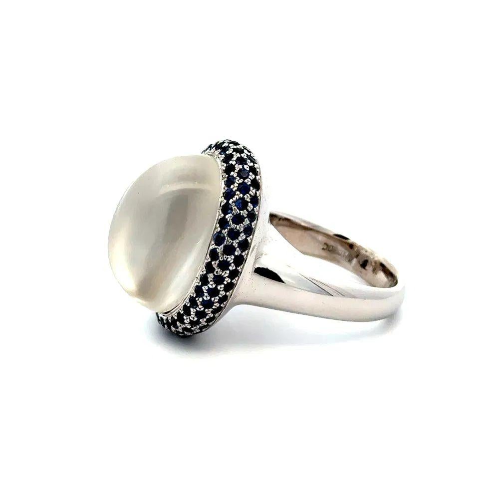 Statement-Cocktailring mit 20 Karat Mondstein und Saphir in Gold mit Halo im Zustand „Hervorragend“ im Angebot in Montreal, QC