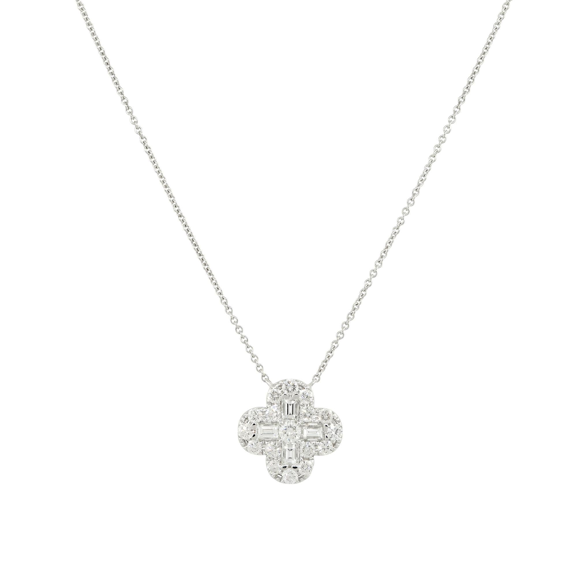 2.0 Carat Mosaic Diamond Clover Necklace 18 Karat in Stock In Excellent Condition For Sale In Boca Raton, FL