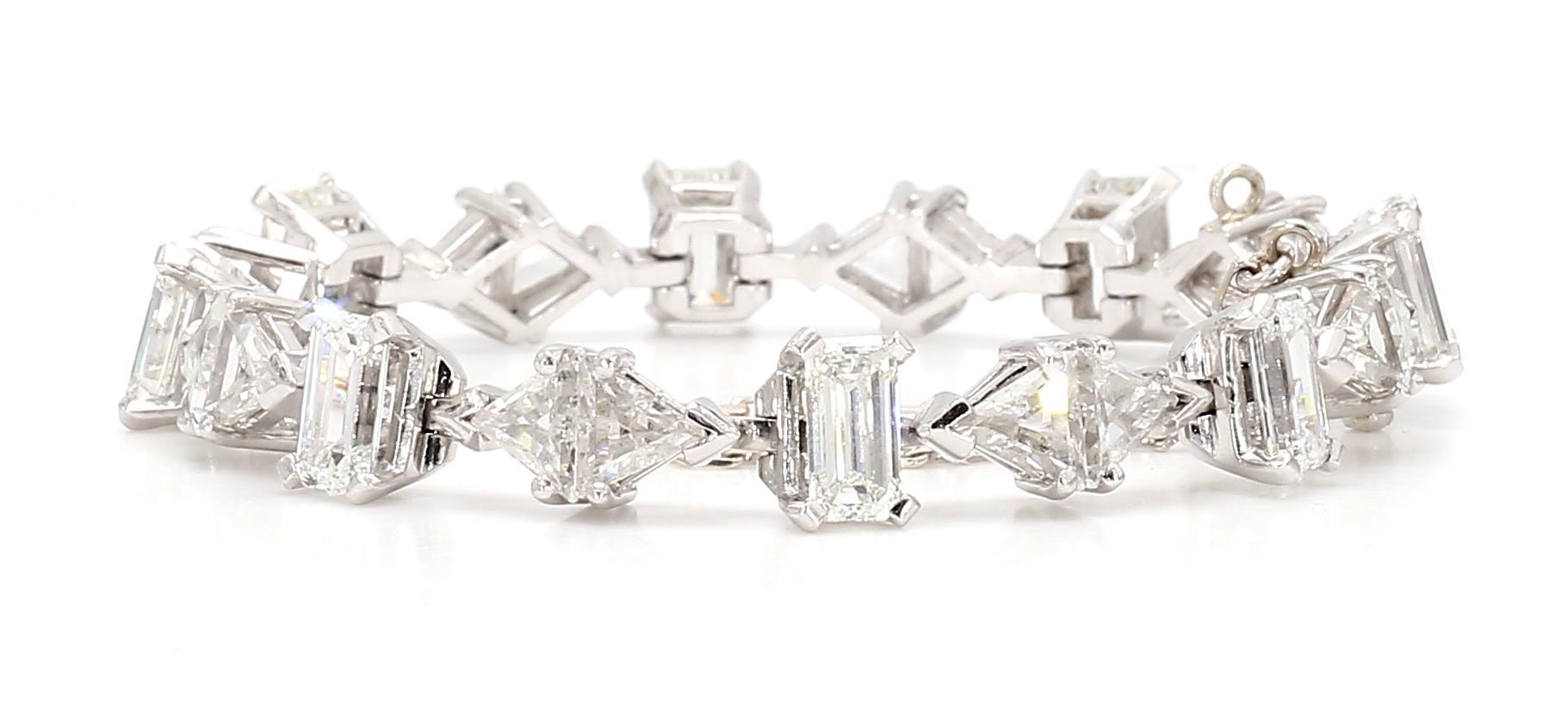20 Karat mehrförmiges Diamantarmband aus 18 Karat Gold mit Diamanten im Angebot 1