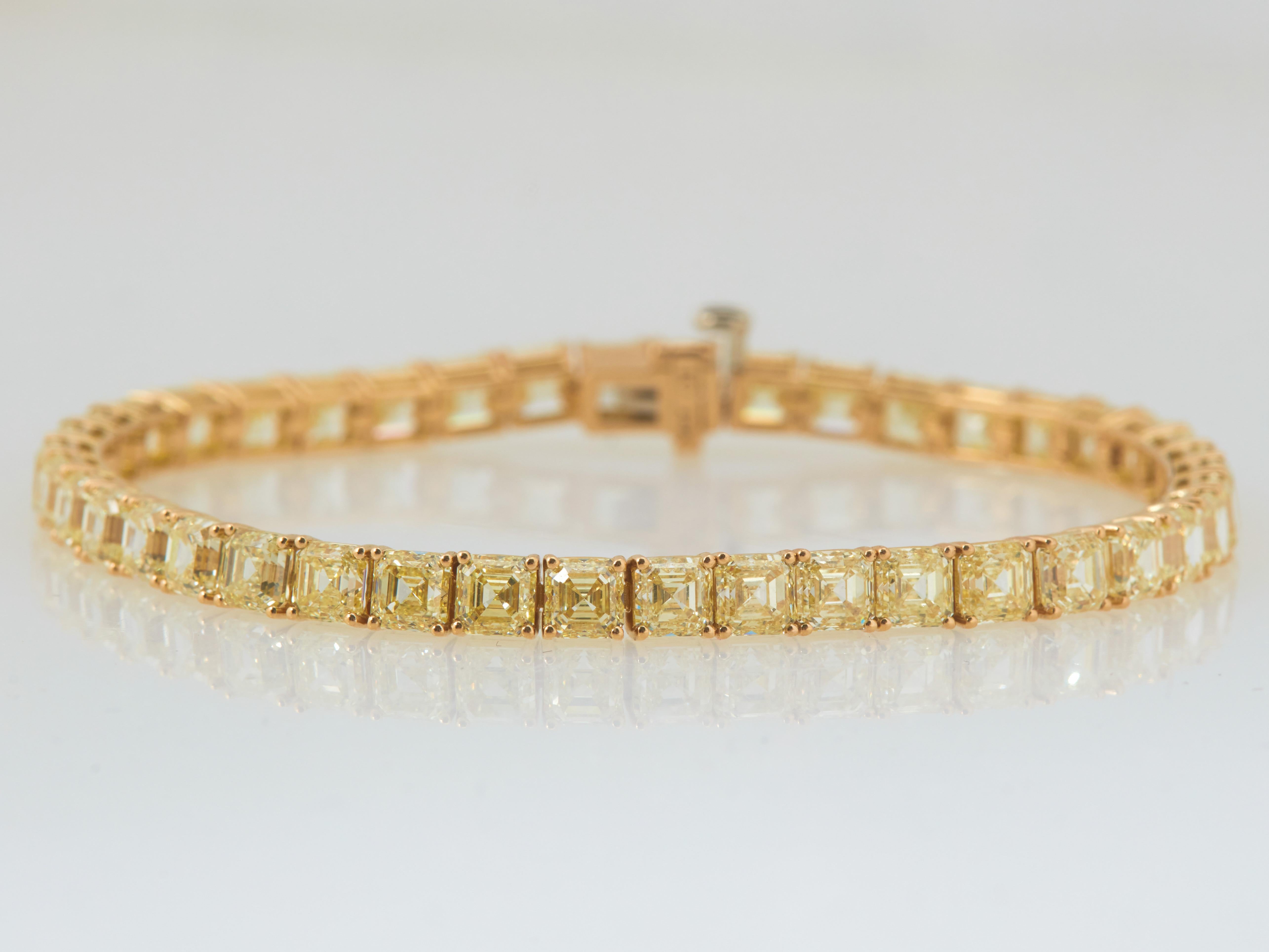 Extraordinaire bracelet en diamants jaunes taille Asscher. Chaque diamant fait un peu moins d'un demi-carat. Réalisé en or jaune 18 carats poli, d'un poids total d'environ 20,87 carats.
Les coupes Asscher sont super rares lorsqu'il s'agit de