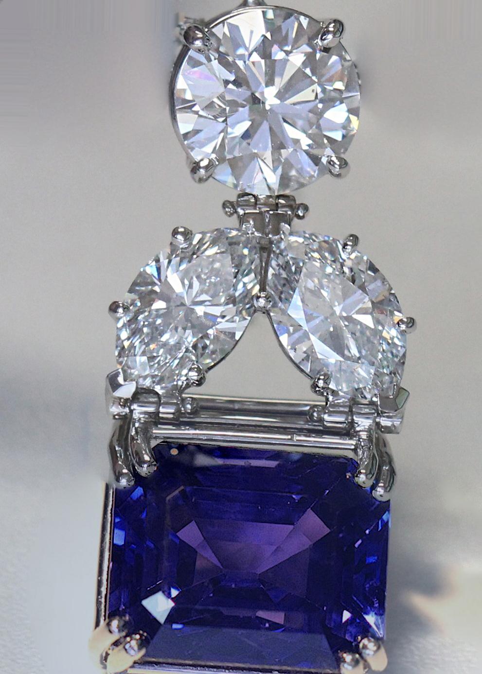 Lo Zaffiro:

Si tratta di un esemplare unico di Zaffiro di Ceylon naturale non trattato da 20,59 carati. 

Presenta un raro cambiamento di colore completo da un magnifico blu profondo a un viola vivido.

La pietra in sé è molto cristallina e non