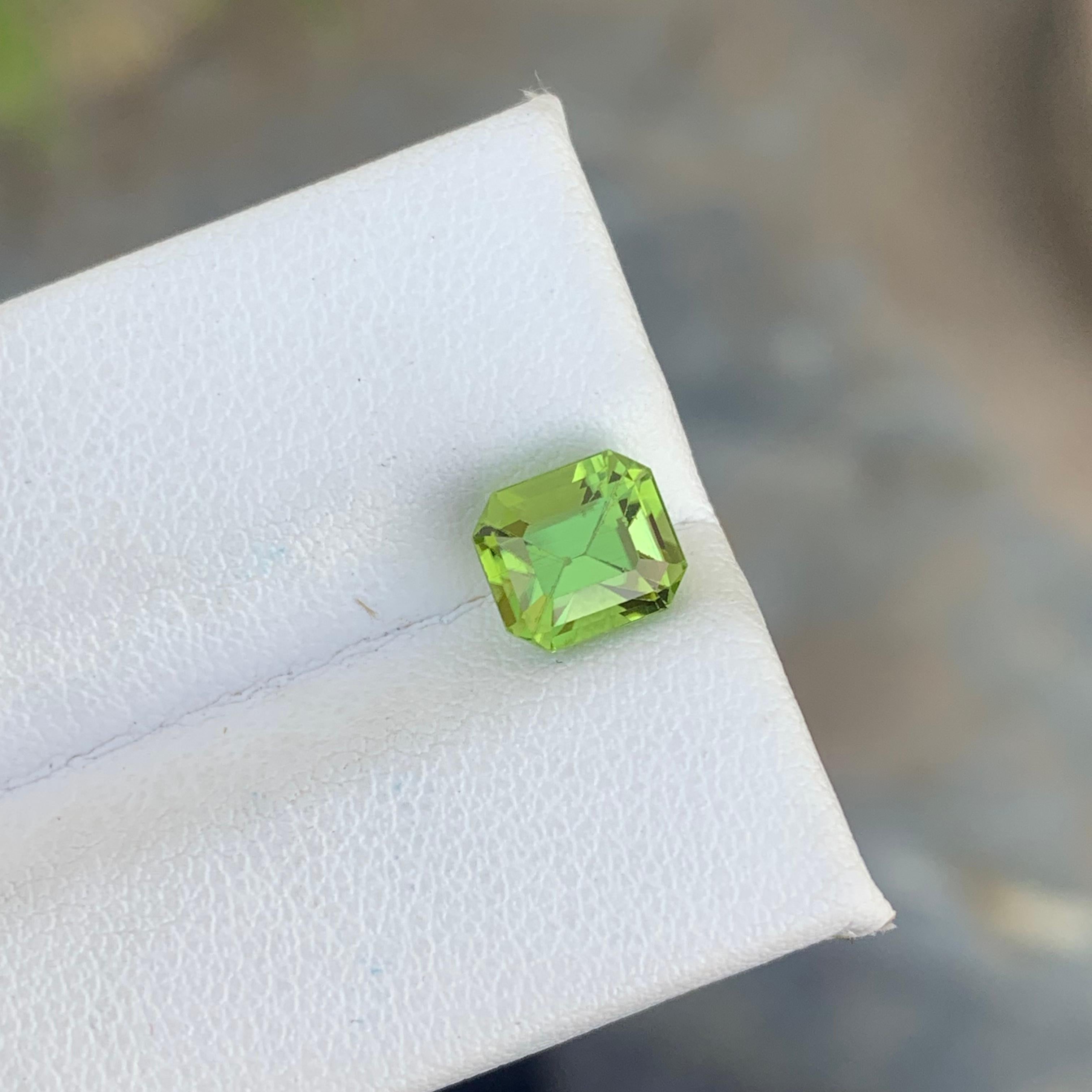 2.0 Carat Natural Loose Apple Green Peridot Gemstone For Ring Jewelry Making For Sale 1