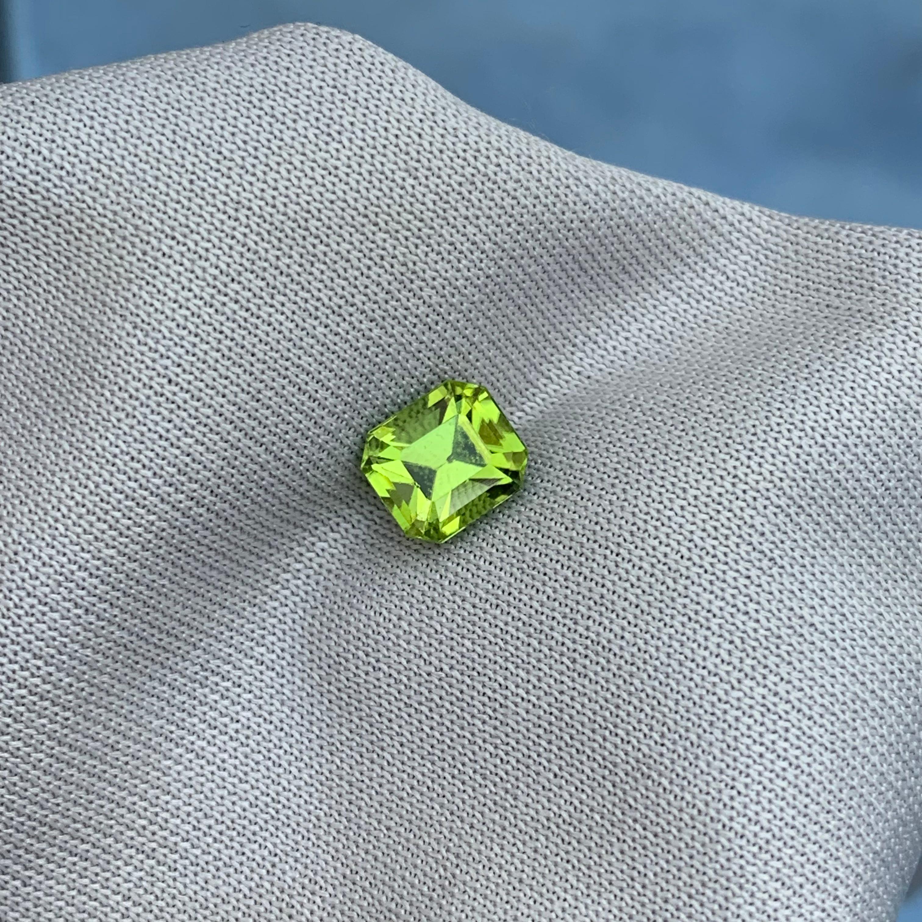 2,0 Karat natürlicher loser Apfelgrüner Peridot Edelstein für die Herstellung von Ringschmuck  (Smaragdschliff) im Angebot