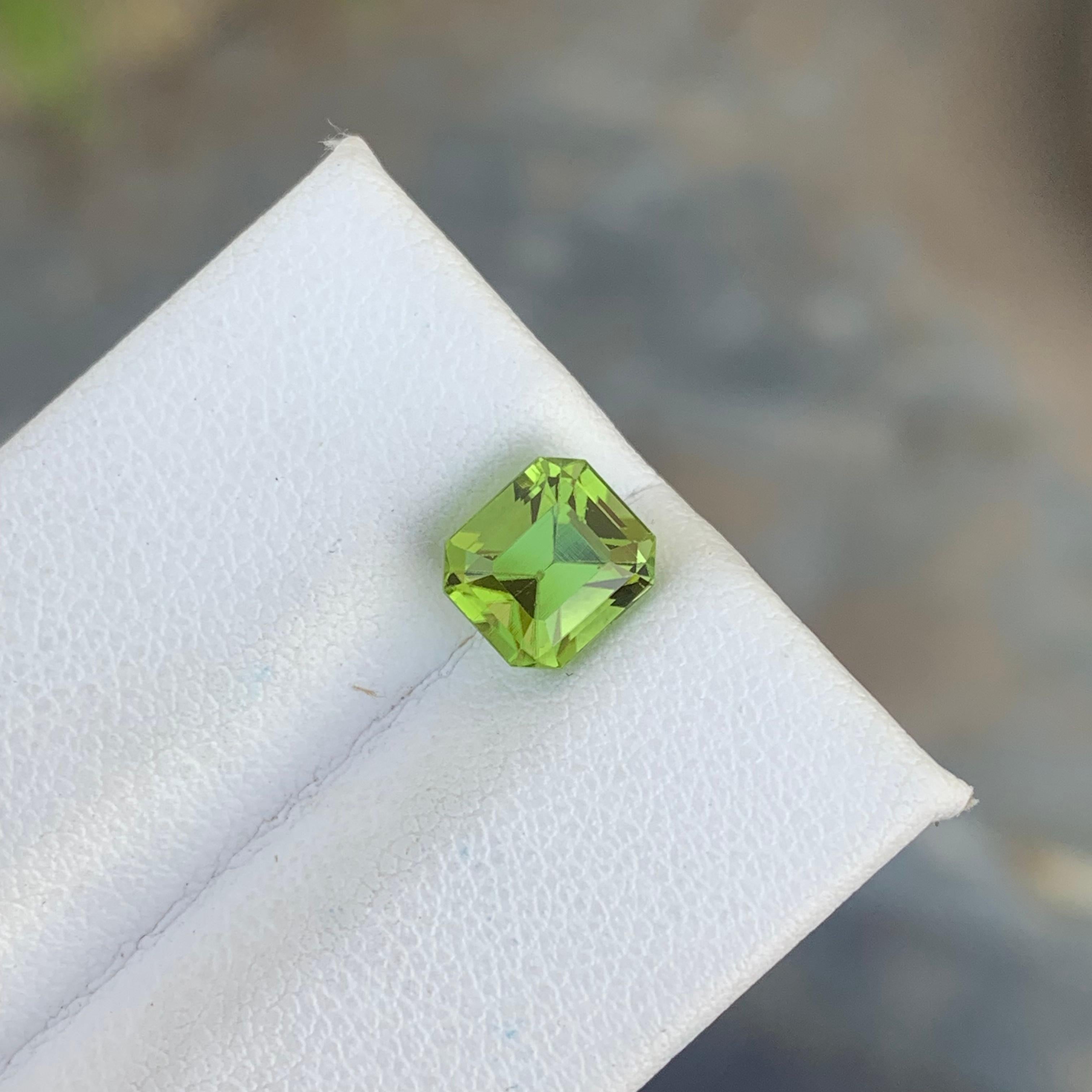 2.0 Carat Natural Loose Apple Green Peridot Gemstone For Ring Jewelry Making In New Condition For Sale In Peshawar, PK