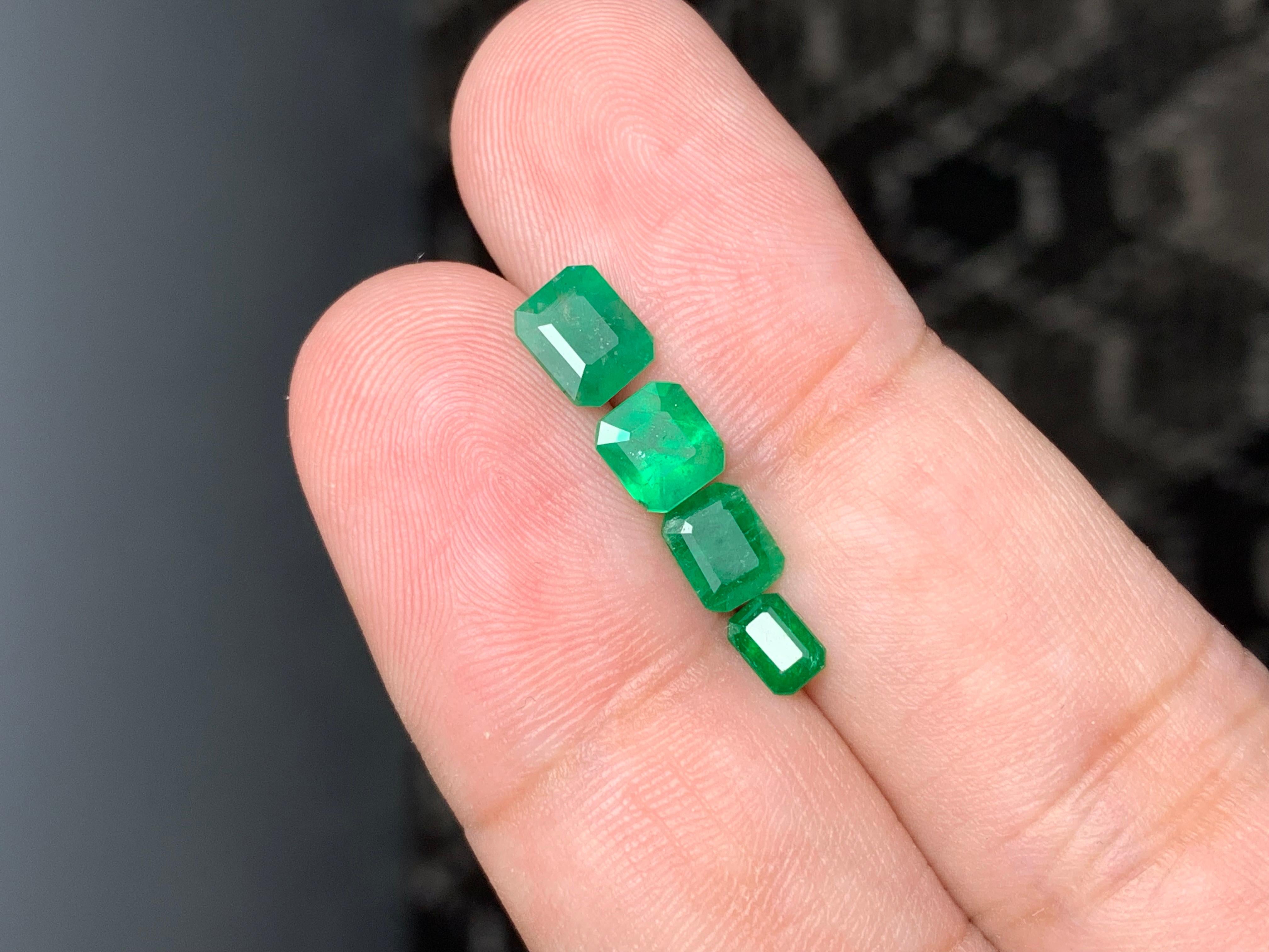 2.0 Carat Natural Loose Emerald Set For Jewellery Making In New Condition For Sale In Peshawar, PK