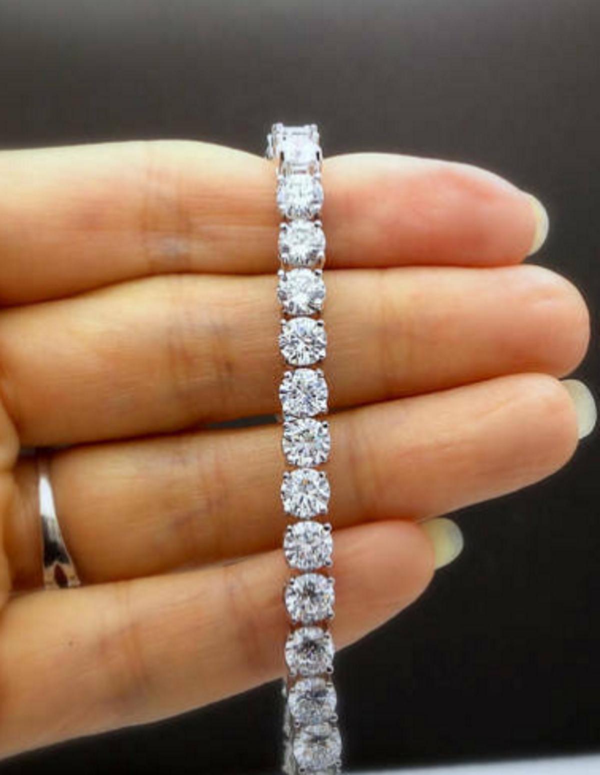 This gorgeous 21 Ct necklace will simply take your breath away! It features a 65 natural round brilliant cut diamonds.These sparkling diamonds conservatively grade as F/G VS1-SI1 in quality. The diamonds graduate in size and set in a 18 carat white