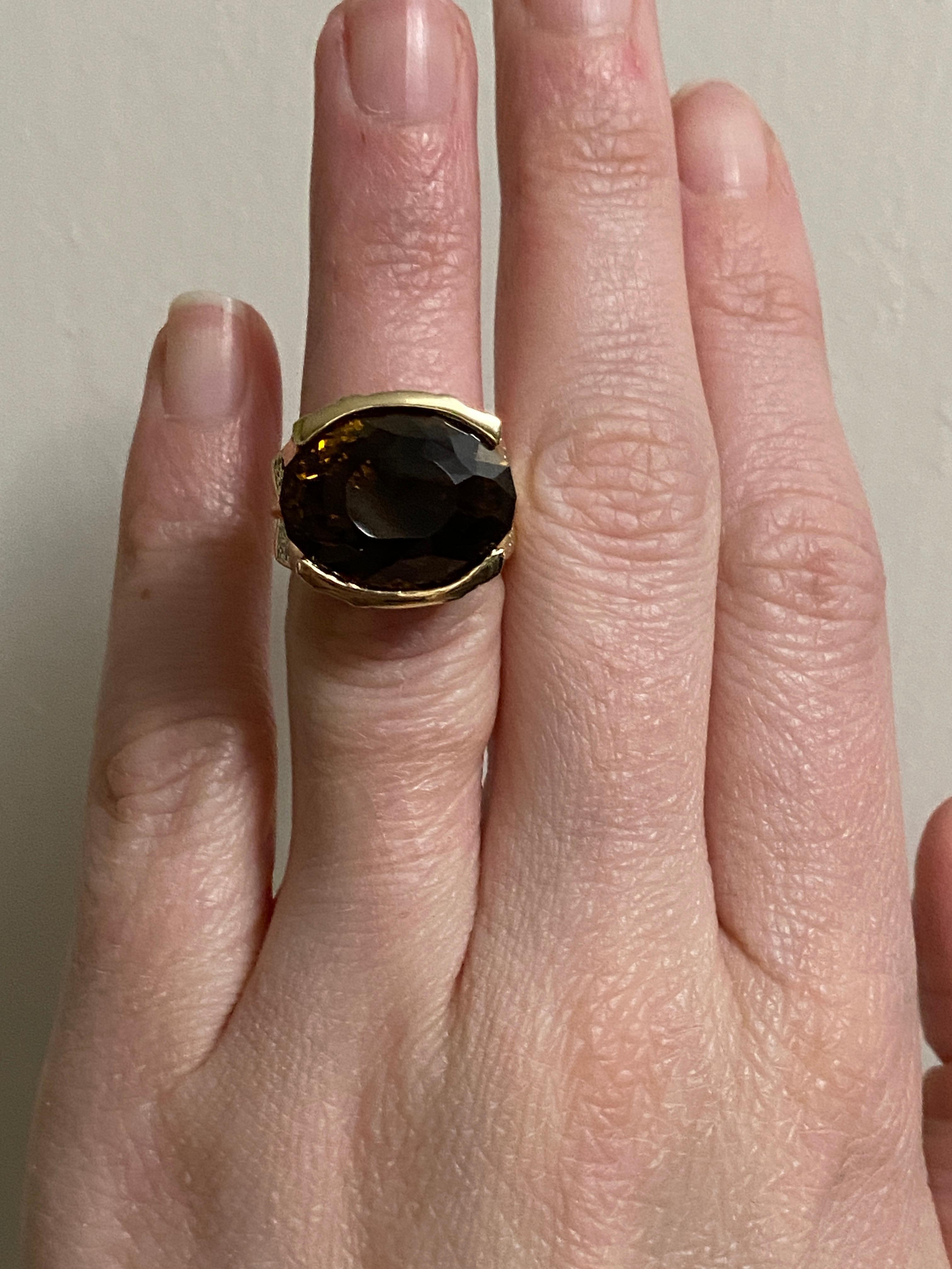 20 Carat Oval Cut Dravite Tourmaline and 14K Yellow Gold 1990s Cocktail Ring en vente 5