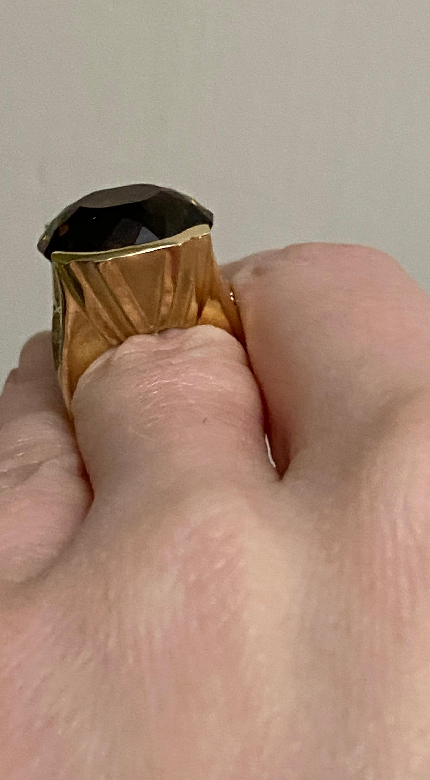 20 Carat Oval Cut Dravite Tourmaline and 14K Yellow Gold 1990s Cocktail Ring en vente 6