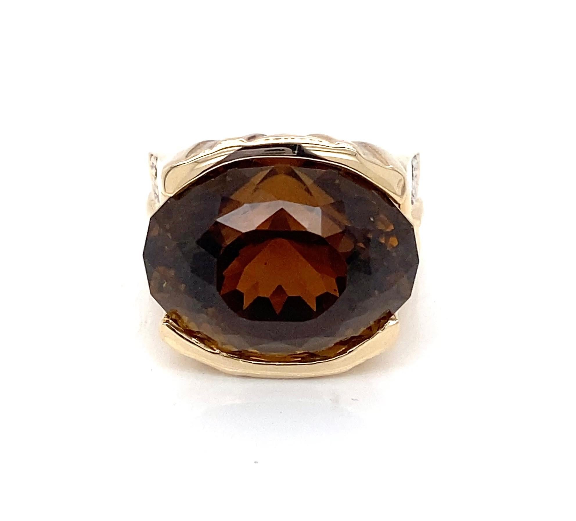 Une bague contemporaine en or jaune 14 carats ornée d'une tourmaline Dravite de taille ovale pesant environ 20 carats. La tourmaline présente une teinte cacao vive et profonde, rehaussée par les facettes nettes qui permettent à la lumière de se