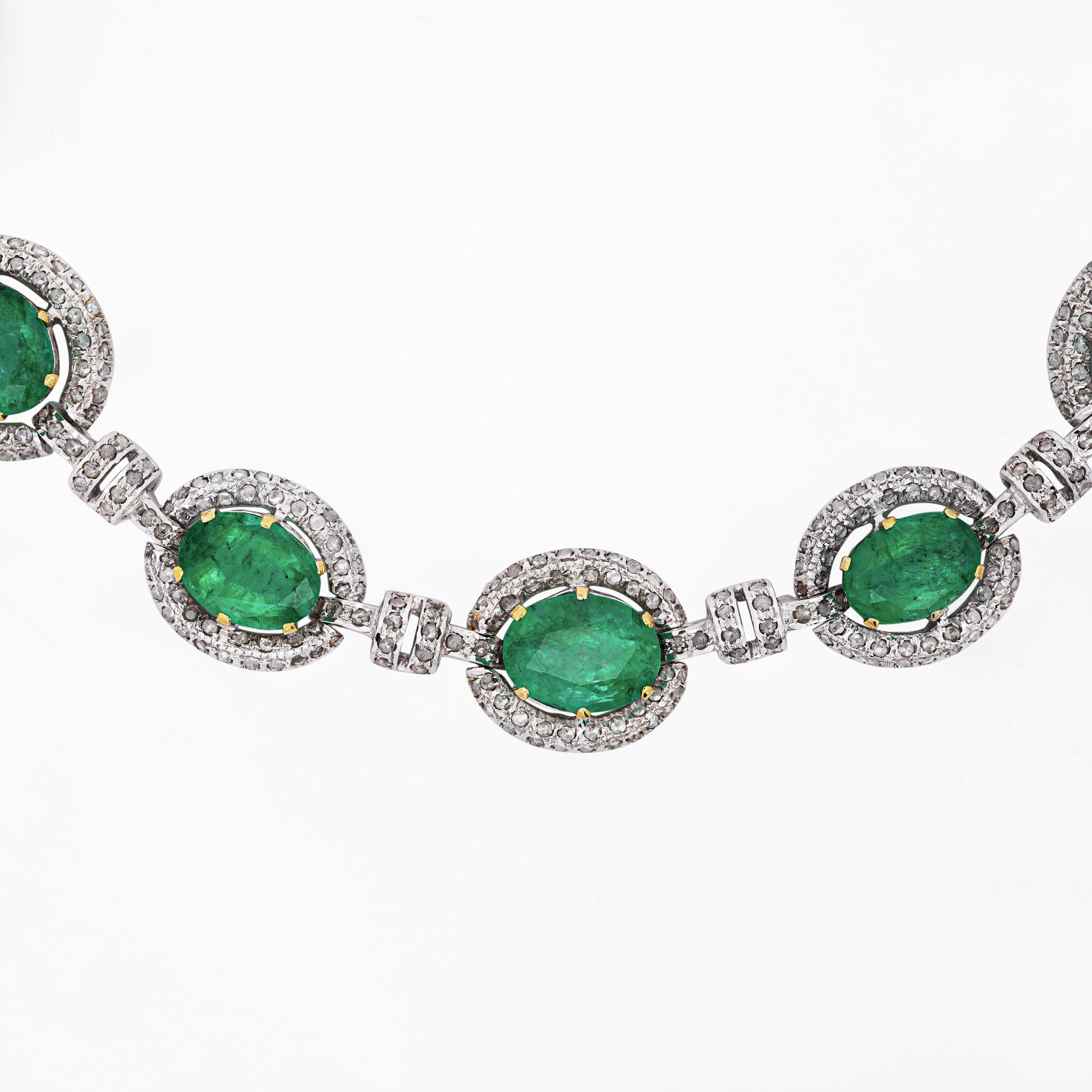 Diese einzigartige Halskette aus 18 Karat Weißgold ist ein wahres Meisterwerk: 20 Karat unverkennbar natürliche Smaragde, die mit natürlichen Diamanten im Rosenschliff verbunden sind, sorgen für ein raffiniertes, luxuriöses Finish. Das kühne und