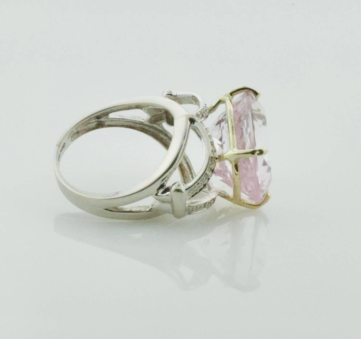 Taille ovale Bague en or blanc avec kunzite ovale de 20 carats et diamants en vente