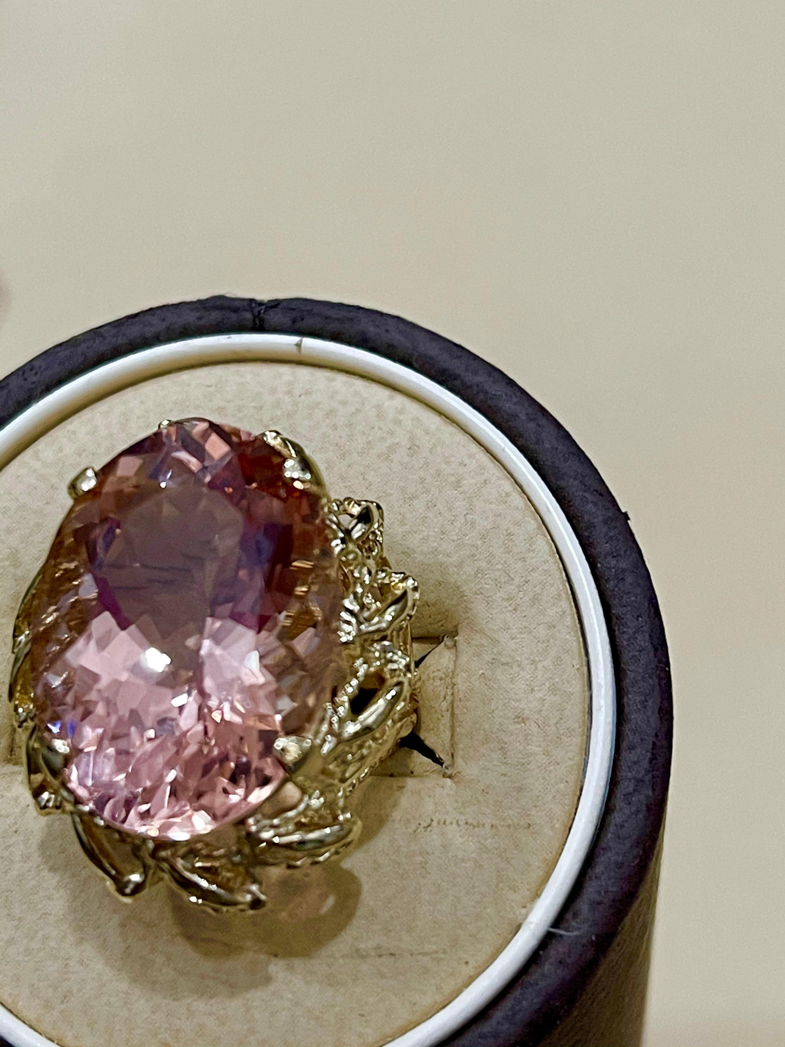 20 Carat Oval Shape Morganite Cocktail Ring 14 Karat Yellow Gold Estate In Excellent Condition For Sale In New York, NY