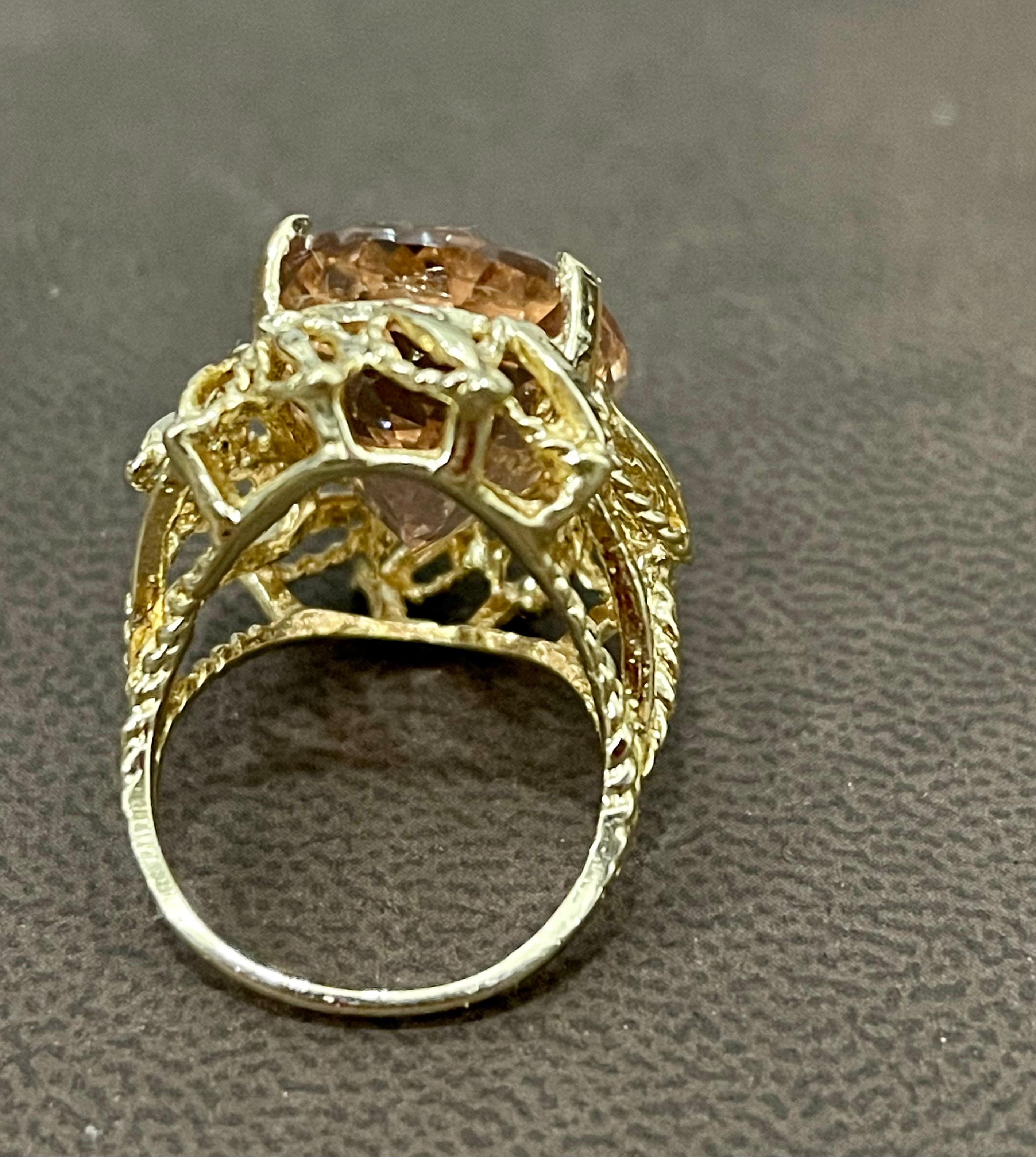 Anello da cocktail con morganite di forma ovale da 20 carati in oro giallo 14 carati Estate in vendita 3
