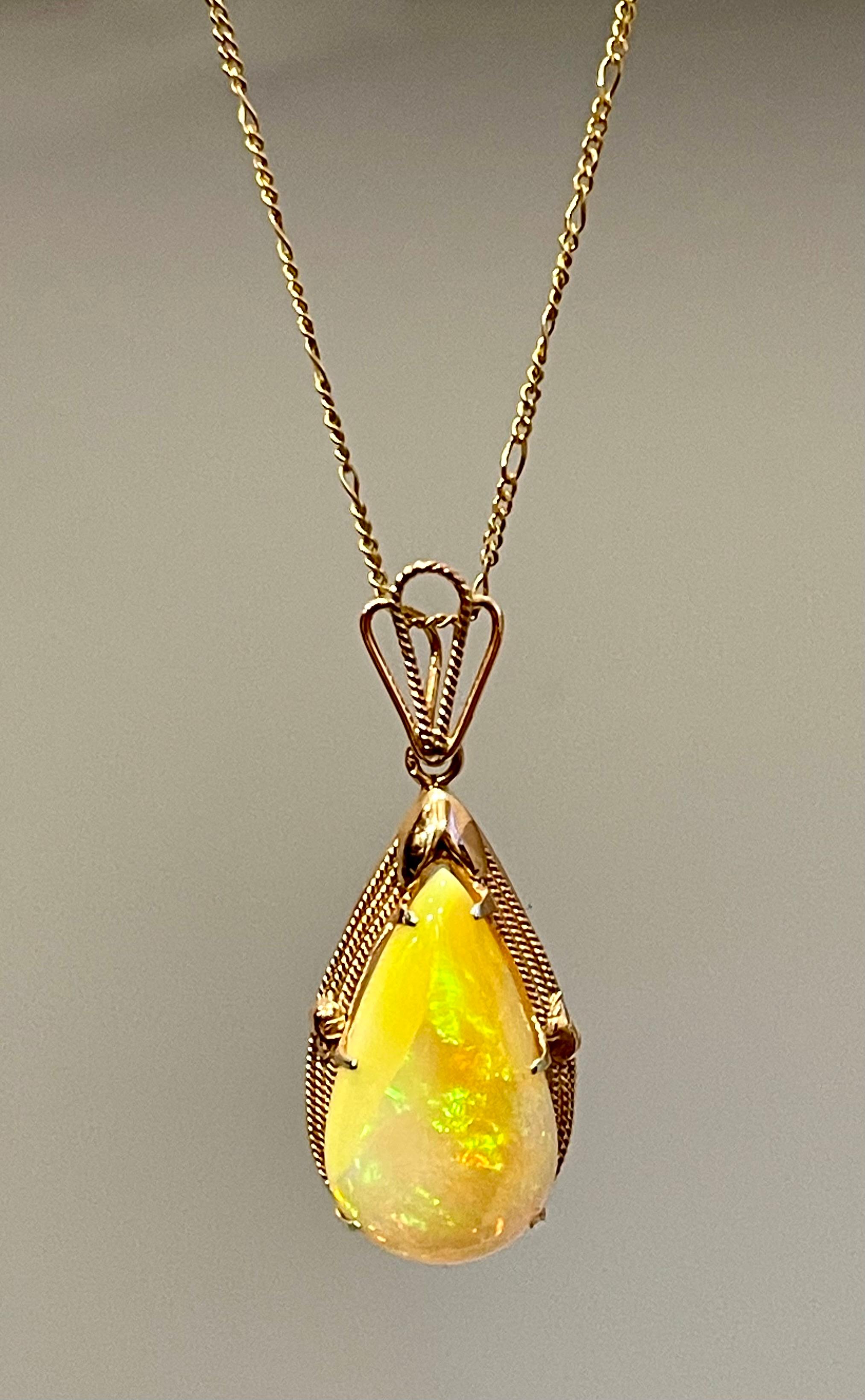 Opale éthiopienne poire de 18 carats  Pendentif / collier de succession en or jaune 14 carats Excellent état - En vente à New York, NY