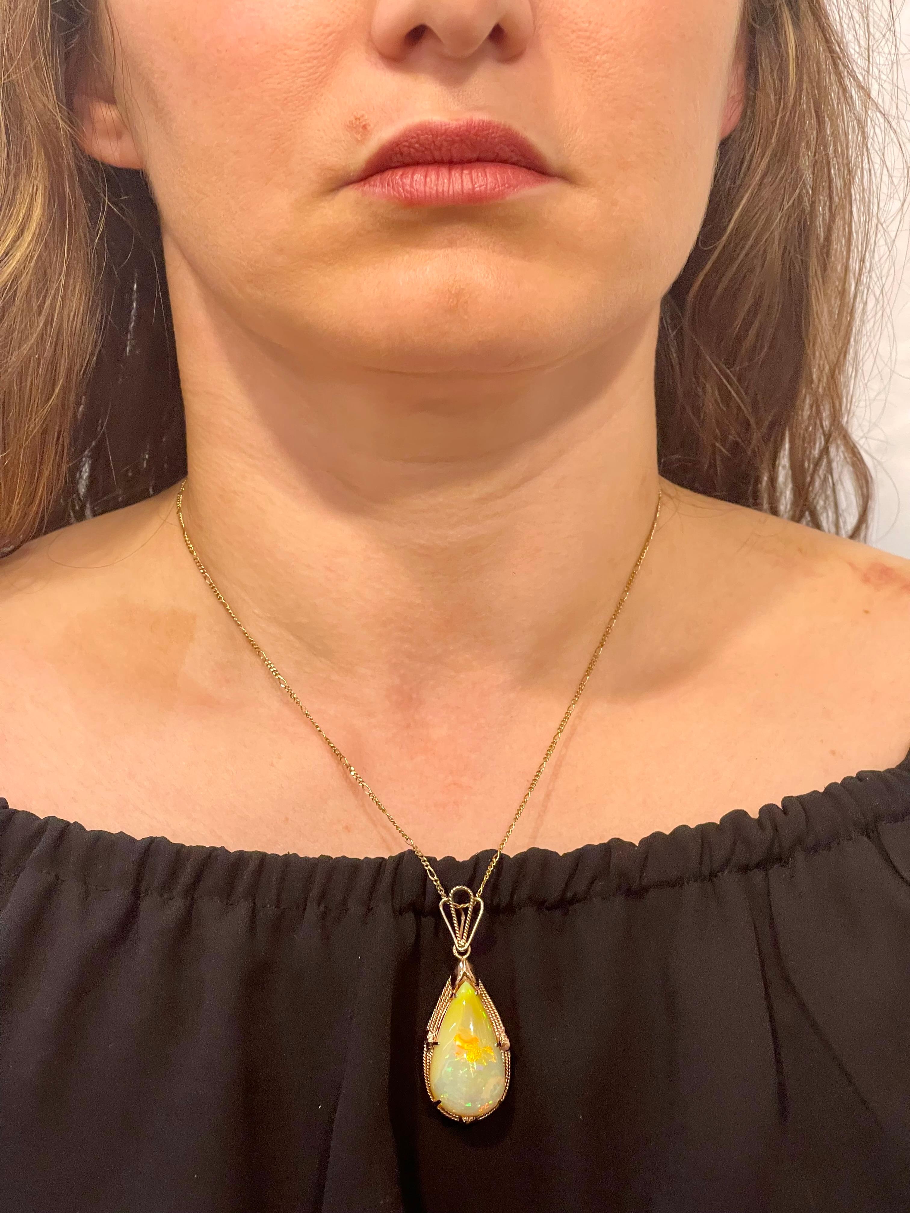 Opale éthiopienne poire de 18 carats  Pendentif / collier de succession en or jaune 14 carats Pour femmes en vente