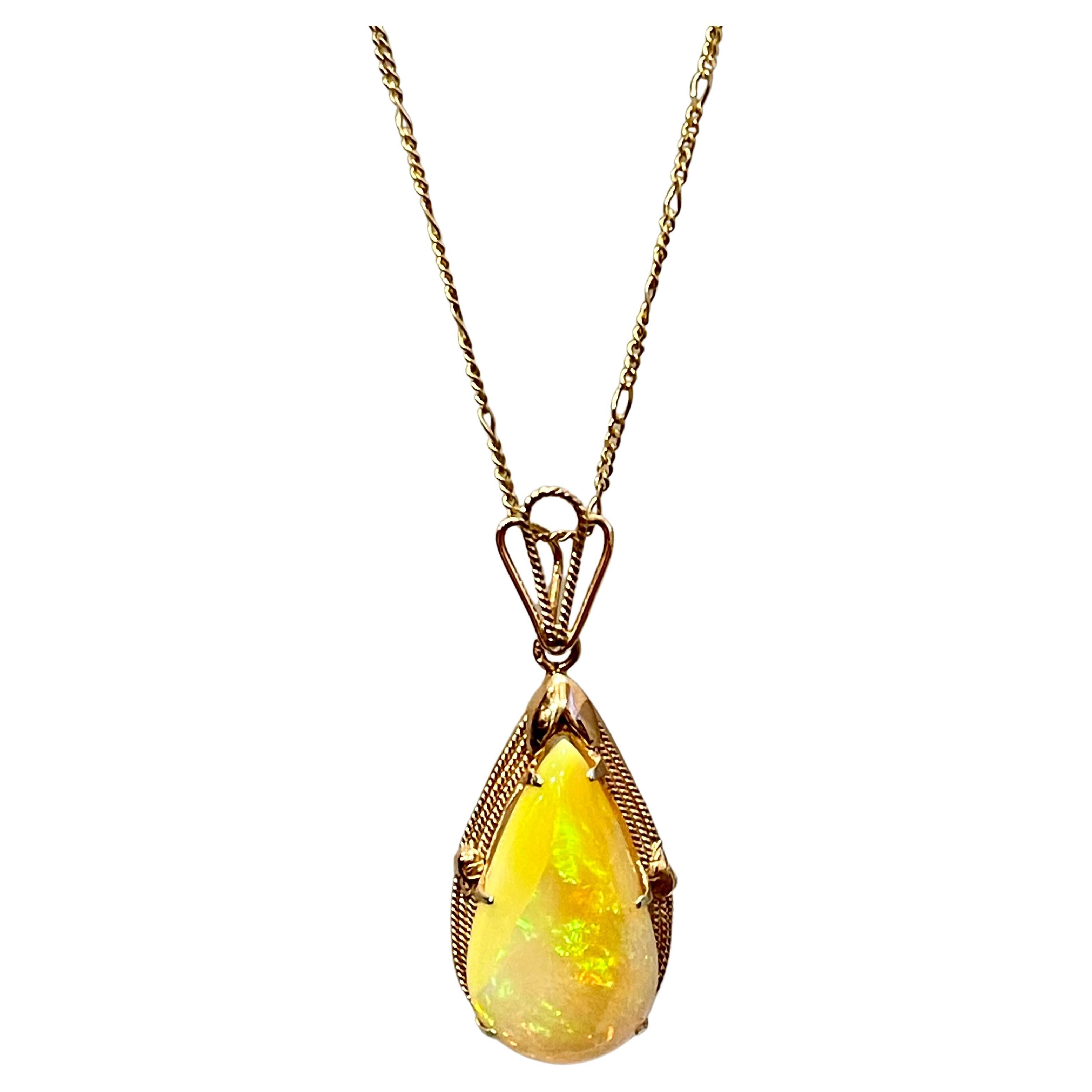 Opale éthiopienne poire de 18 carats  Pendentif / collier de succession en or jaune 14 carats en vente