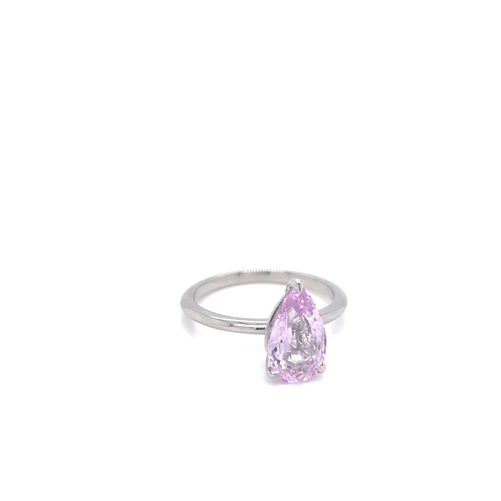 2,0 Karat Birnenform Rosa Saphir Ring in Platin gefasst 

Anmutige Eleganz trifft auf zeitlosen Luxus in diesem exquisiten 2,0-Karat-Ring mit birnenförmigem rosa Saphir. Eingefasst in ein schlankes, poliertes Platinband, steht der leuchtende Saphir