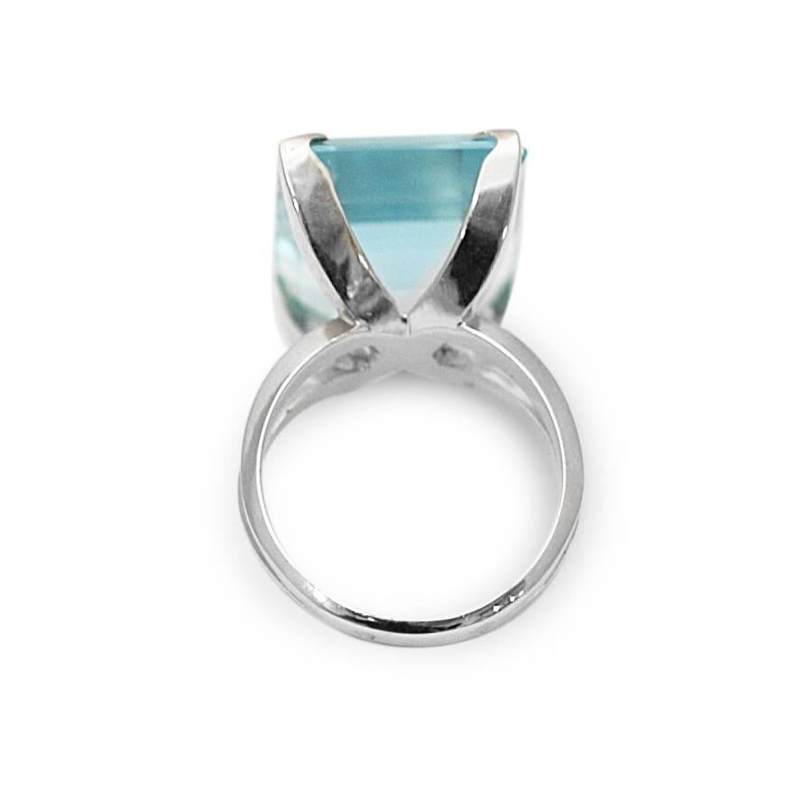 An important rectangular acquamarine 18K white gold Cocktail Ring.

Weight of the aquamarine : approx. 19/20 carats
Color: deep blue 

Dimensions : 16.5x 14.5x 11 mm

Size: FR/54  US / 6.3/4

Total weight: 9.10 gr