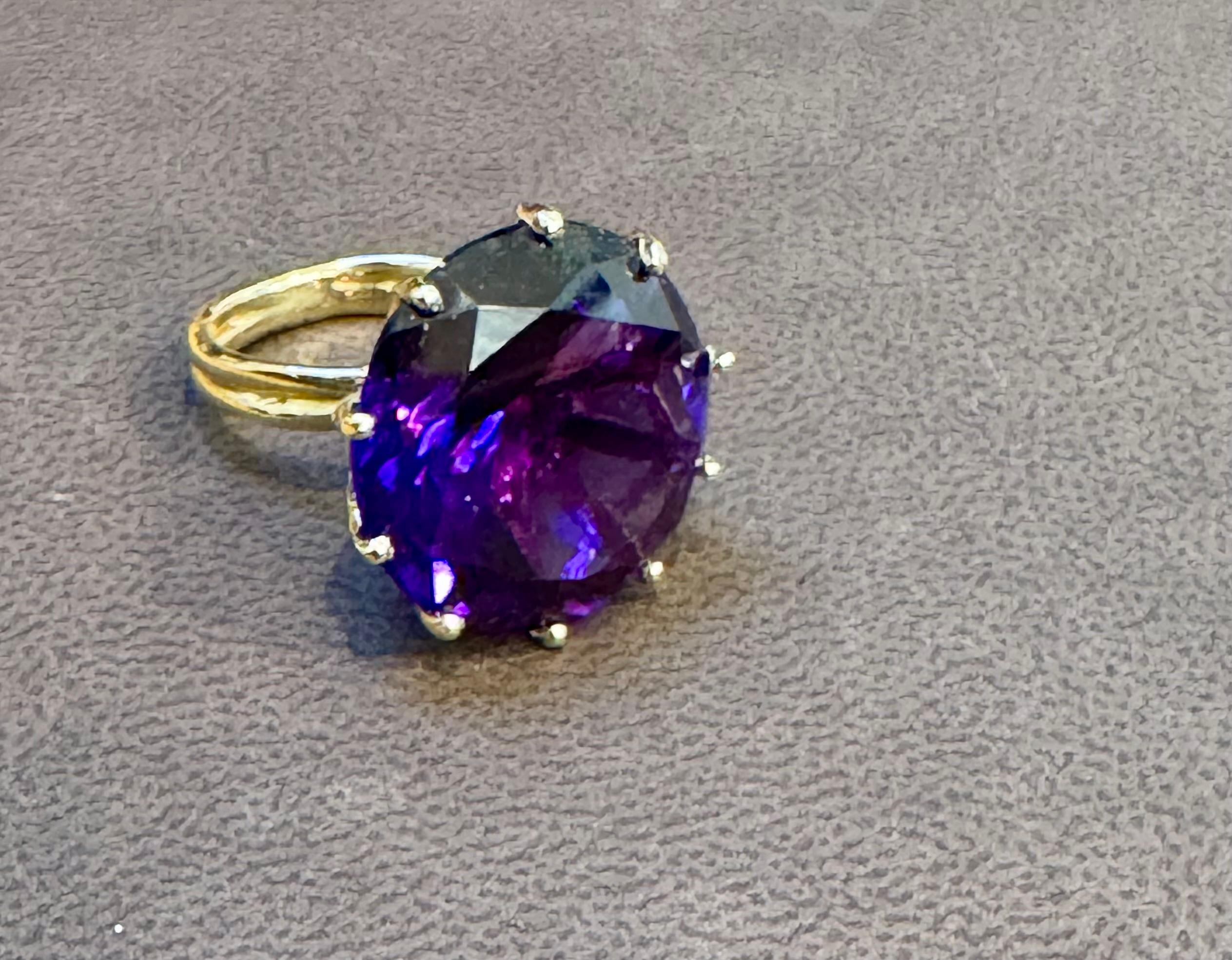 Amatista redonda de 20 quilates  Anillo de Cóctel en Oro Amarillo de 14 Kilates, 10,6 Gm, Talla 5 en venta 2
