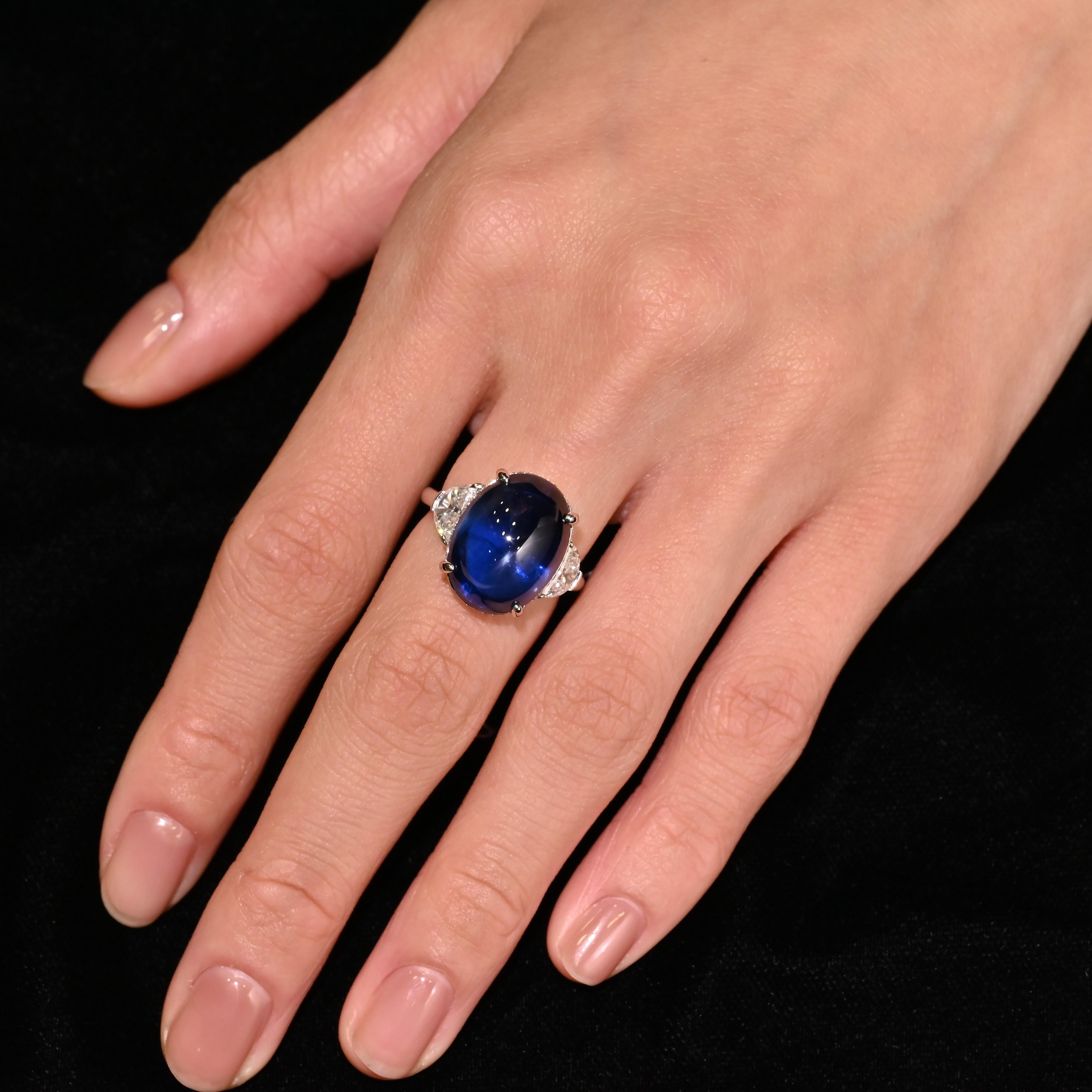Cabochon Anello con zaffiro di Birmania e diamante da 20 carati blu reale senza calore in vendita