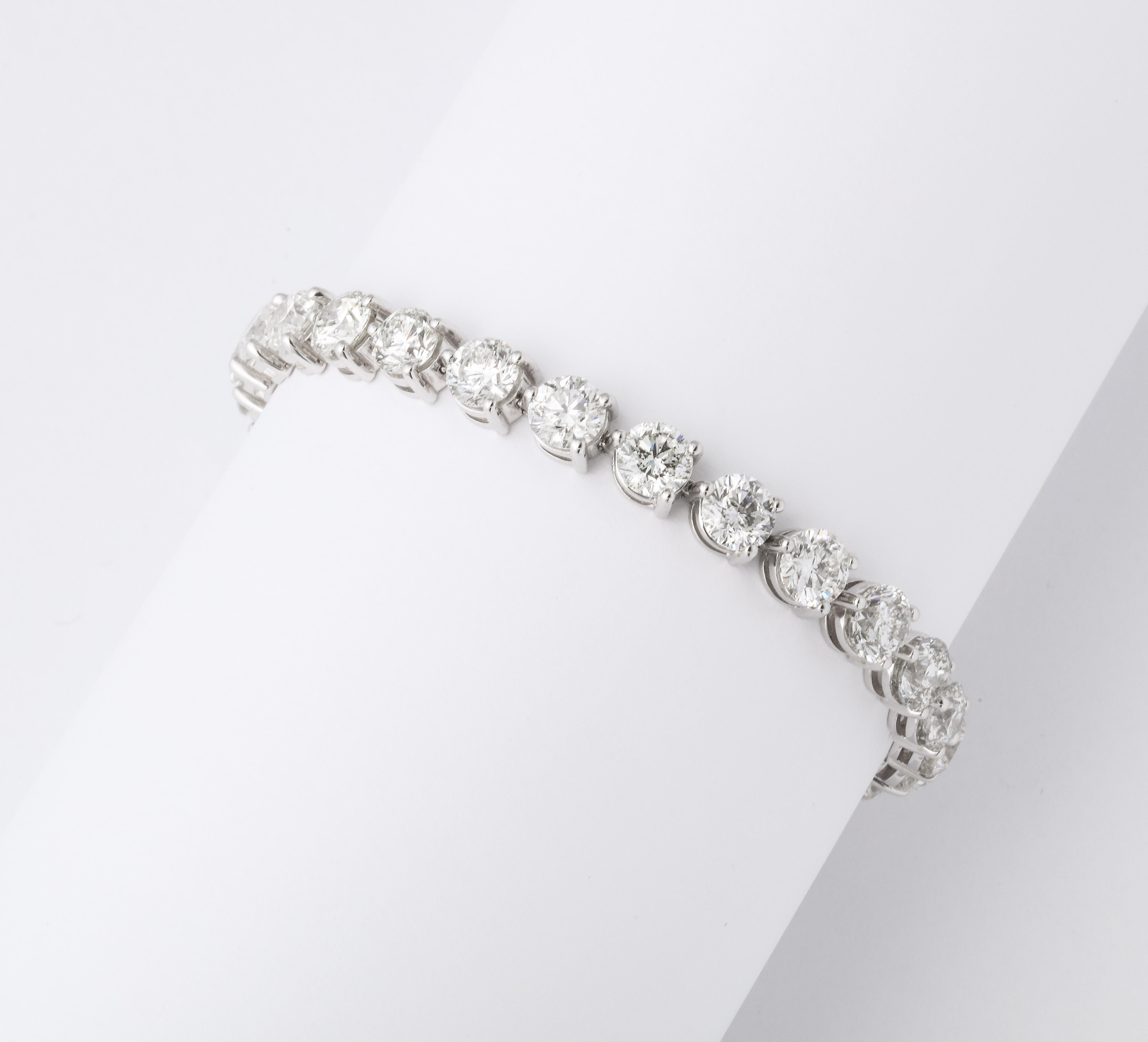 Taille ronde Bracelet tennis à trois griffes en diamants de 20 carats en vente